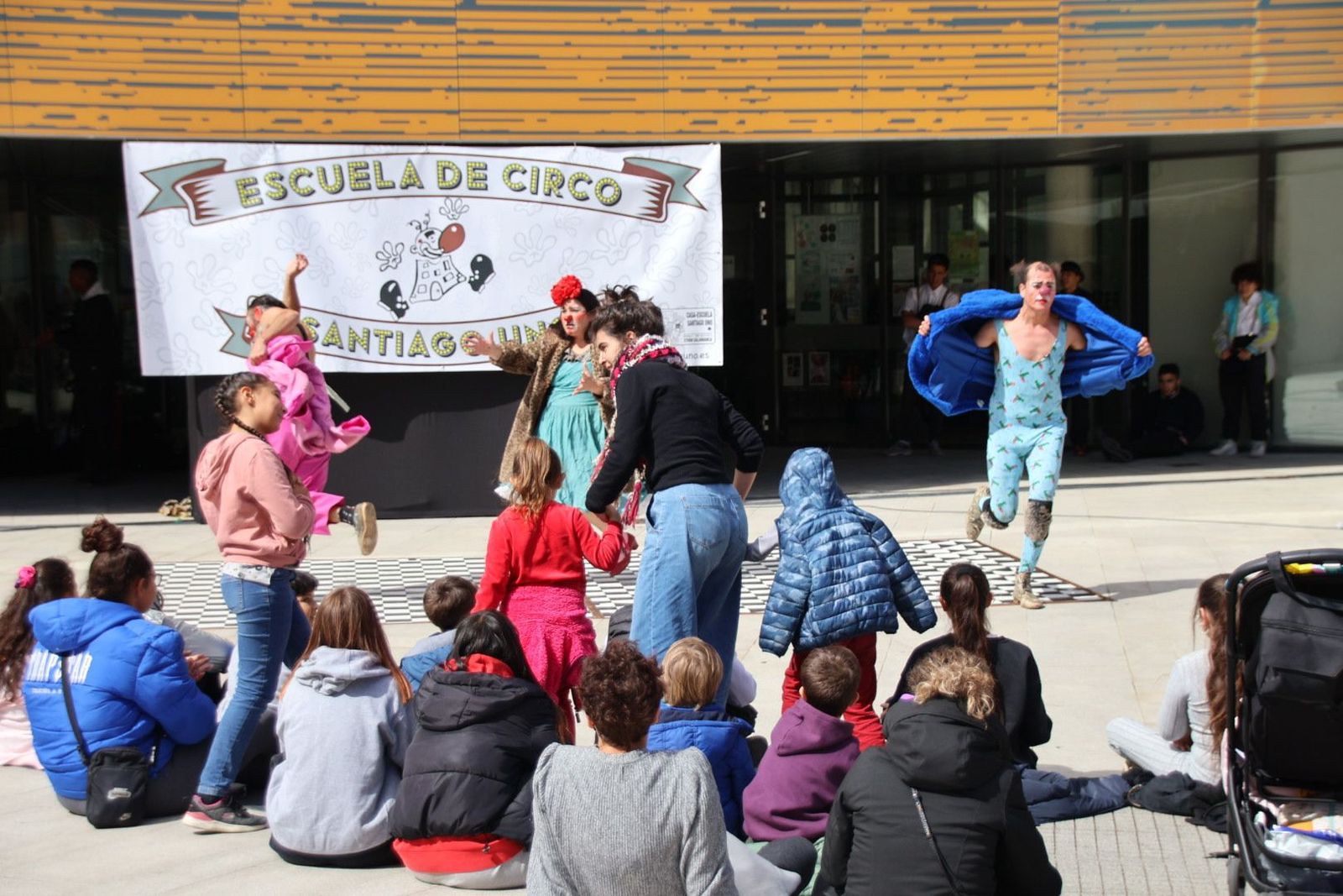 Espectáculo de la Escuela de Circo Santiago Uno