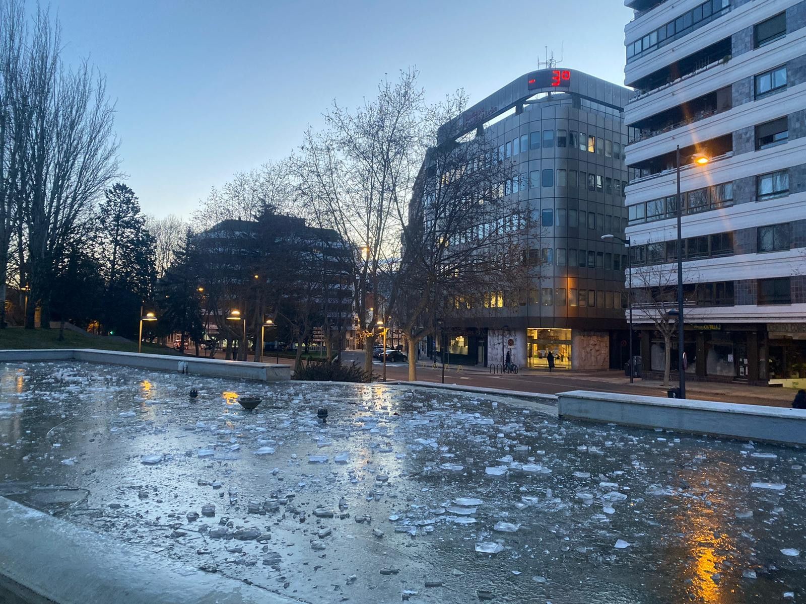 Tiempo frio termometro marina fuente congelada Tiempo frio termometro marina fuente congelada