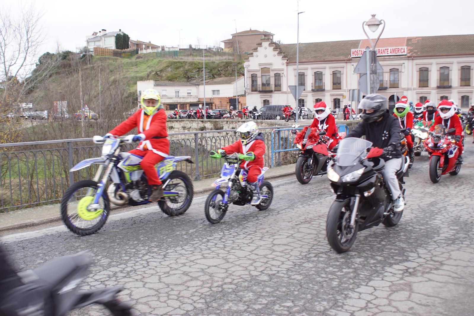 Alba de Tormes se despierta con el ruido de la 'Papanoelada motera' presidida por Papá Noel