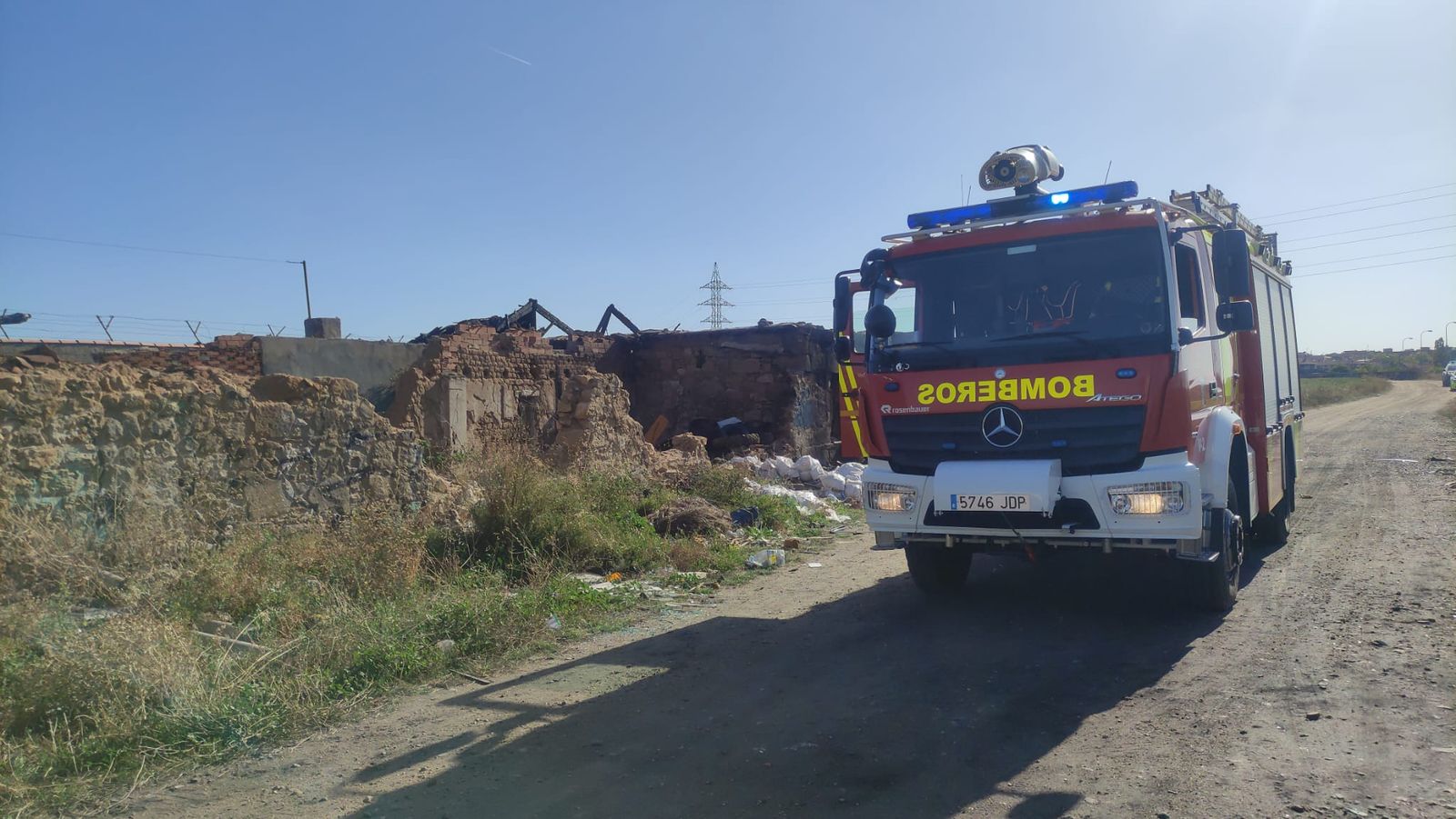 bomberos-en-un-incendio-de-basuras-en-puente-ladrillo-24