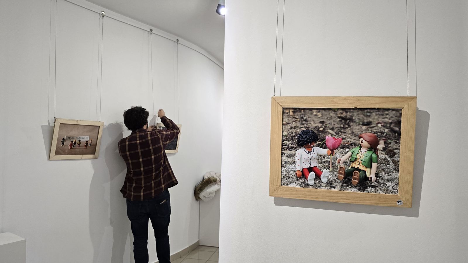 El concejal de Juventud, Pedro Martínez, presenta la exposición ‘Otras Miradas – Exposición de Fotografía con Playmobil’