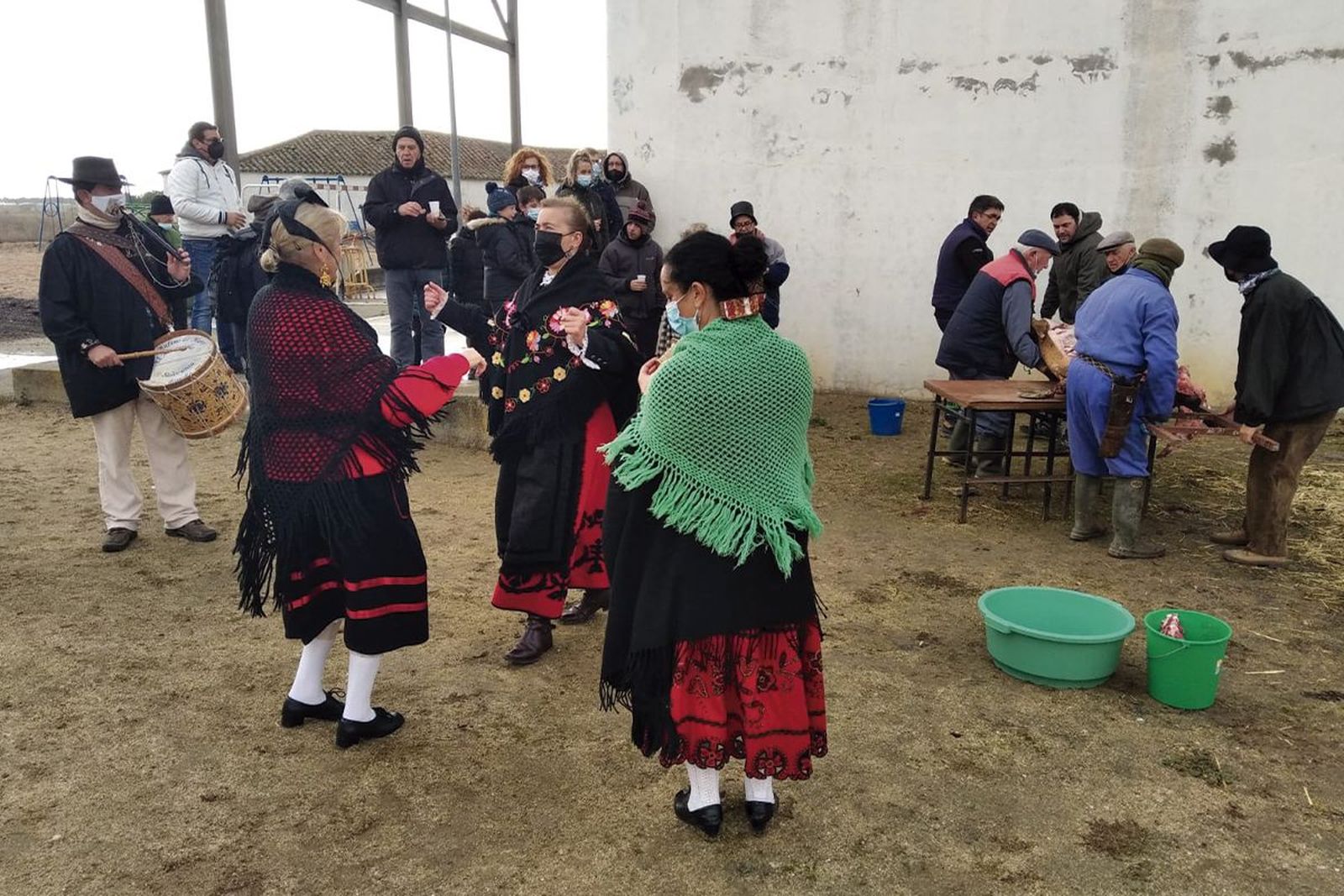 Decenas de personas han asistido a la matanza tradicional de Zorita de la Frontera.
