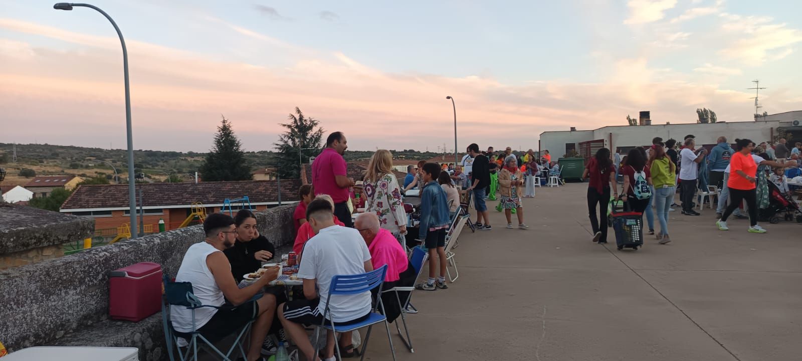 Los vecinos de Pereña de la Ribera se van de cena popular