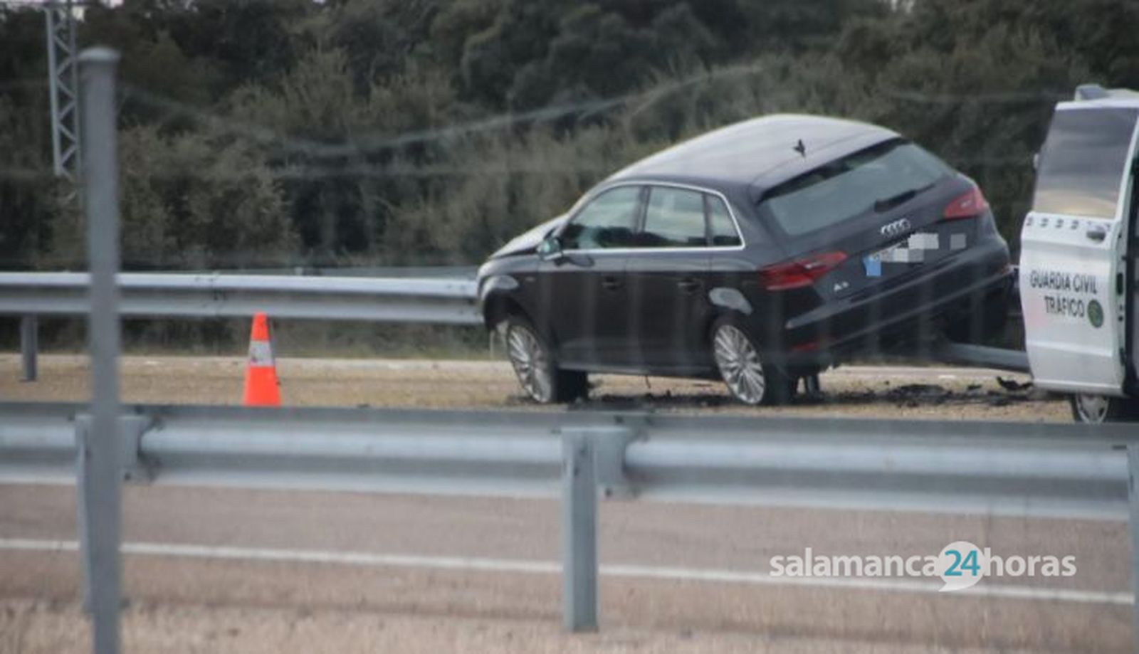 Un vehículo impacta contra un guardarraíl y salta la mediana al salirse de la vía en la A 62, a la altura de La Rad. Andrea M (3)
