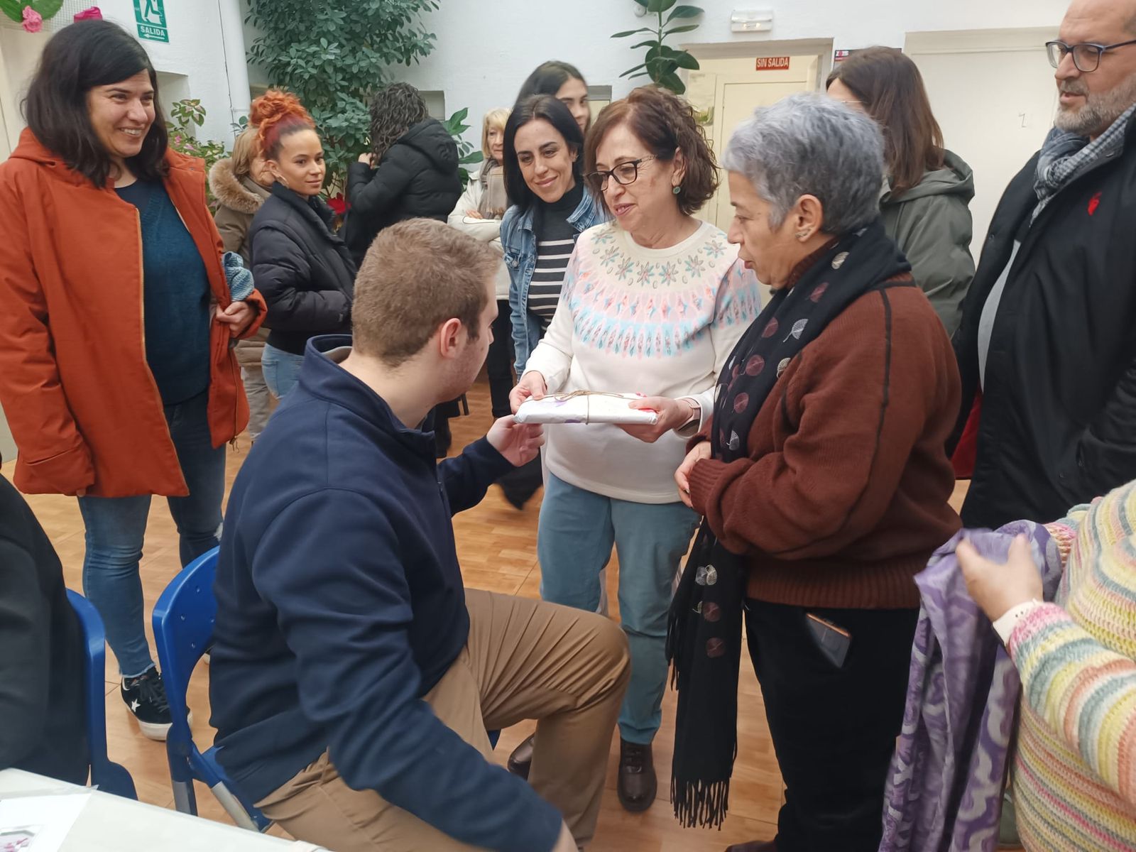 La Asociación ZOES entrega juegos hiperbólicos y manguitos tejidos a ganchillo con lana a entidades sociales de Salamanca