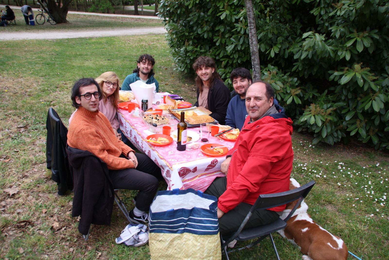 Un multitudinario Lunes de Aguas en Salamanca llena la ribera del Tormes