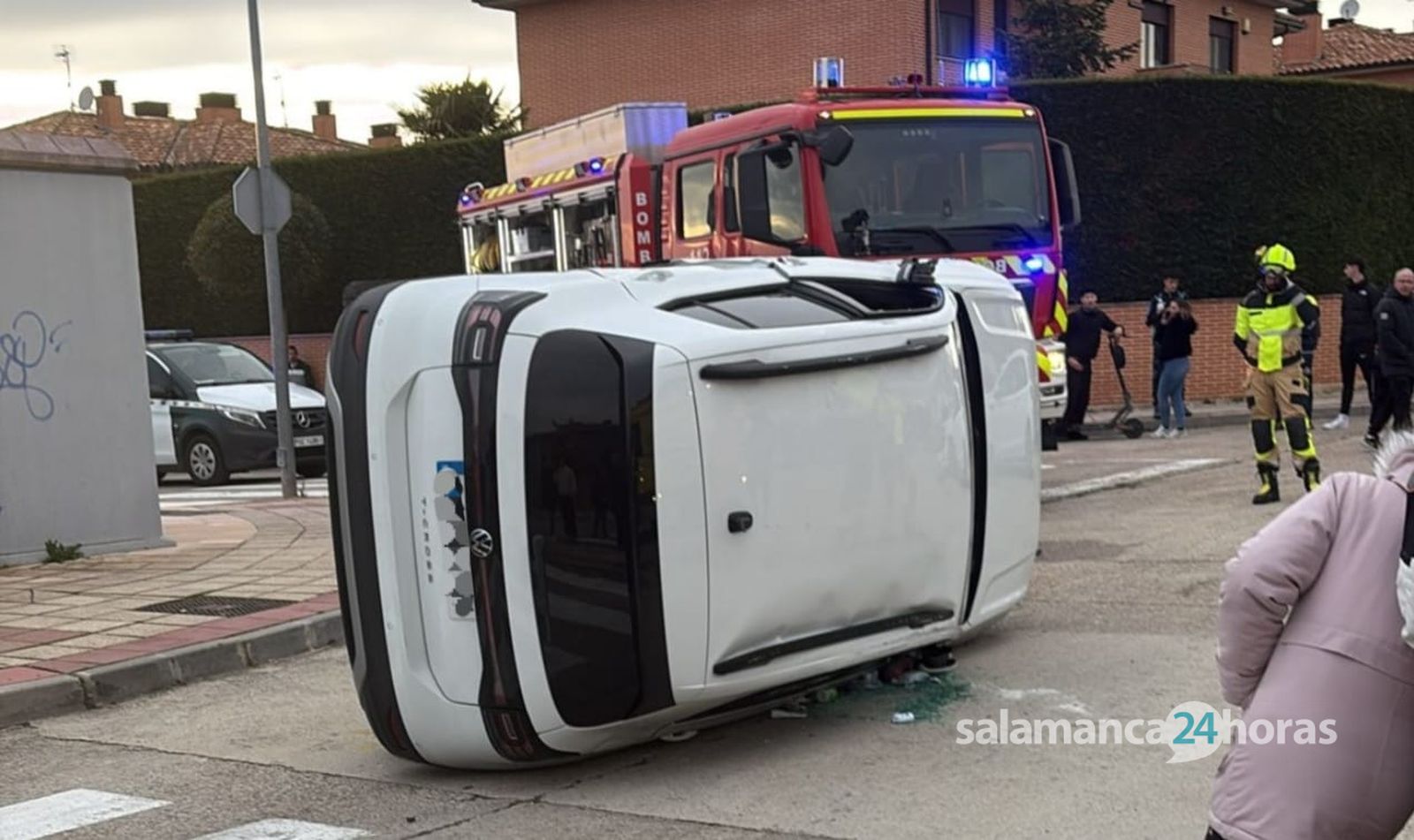 Rescatan a dos personas en un accidente con vuelco en el núcleo urbano de Cabrerizos. FOTO: DANI BUENO