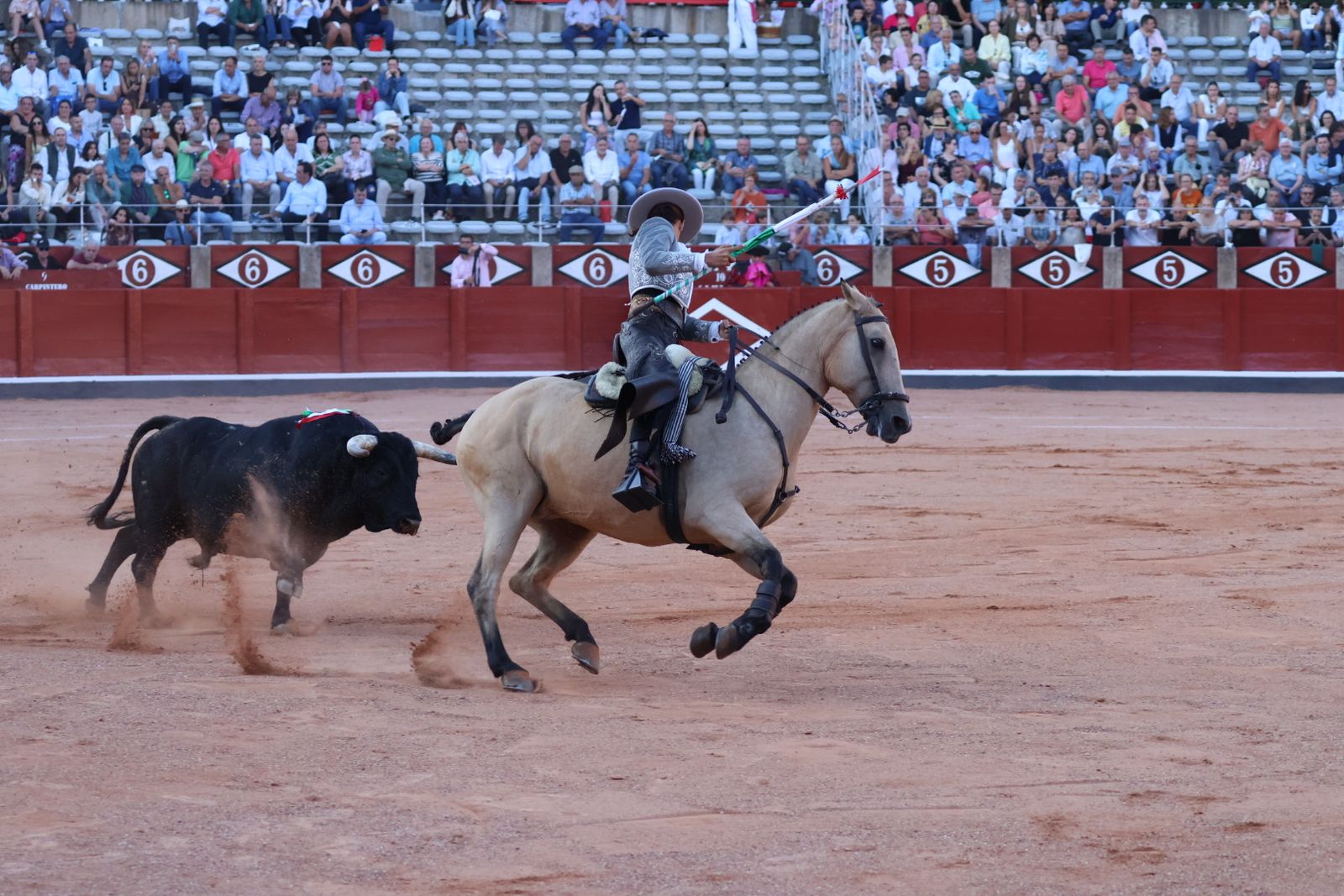La Glorieta revive el aroma de la feria taurina con el primer festejo: Lea Vicens, Raquel Martín y Olga Casado