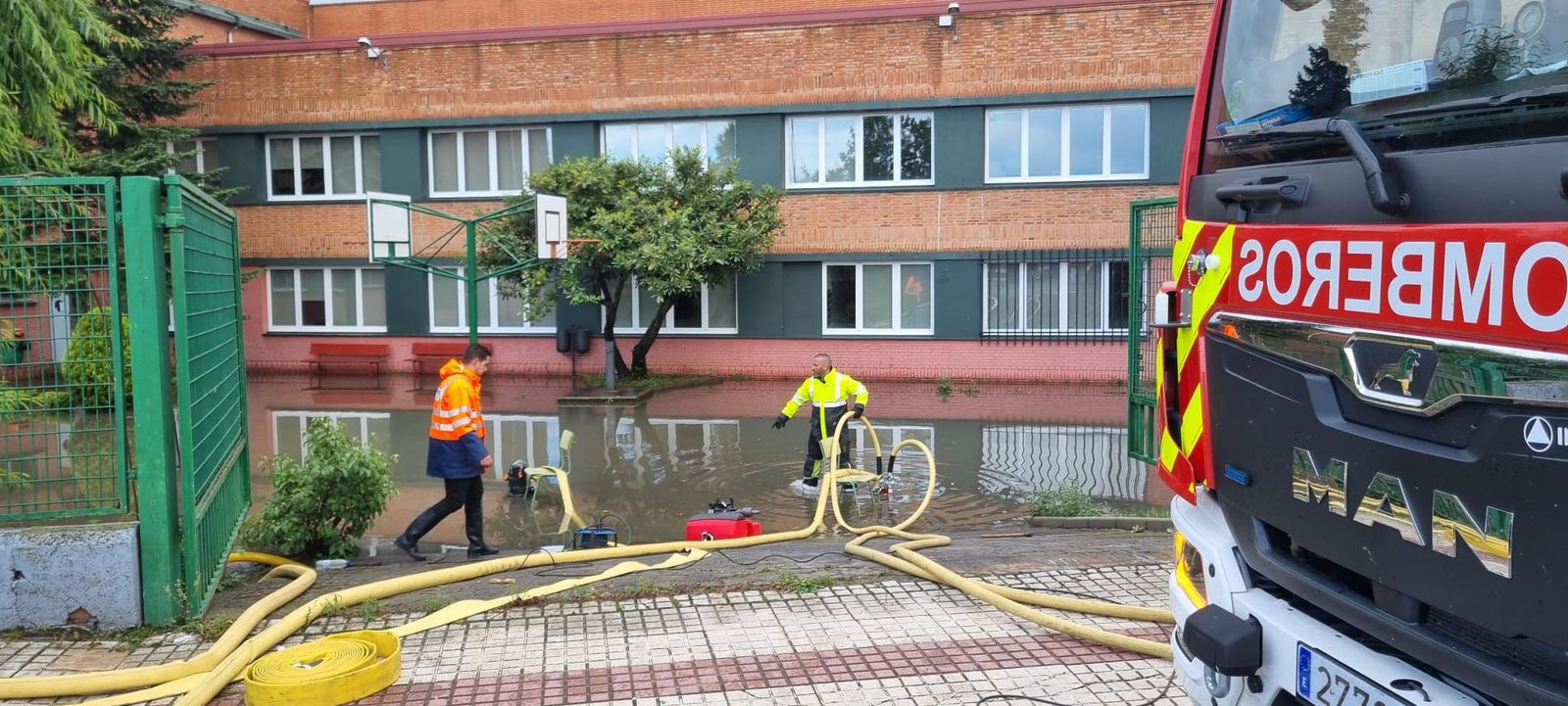 Los bomberos de Benavente trabajan en el patio anegado del IES Los Sauces