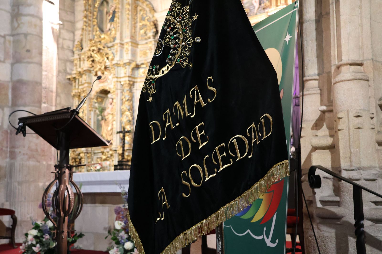 Paso de los niños ante la Virgen de la Soledad (1)