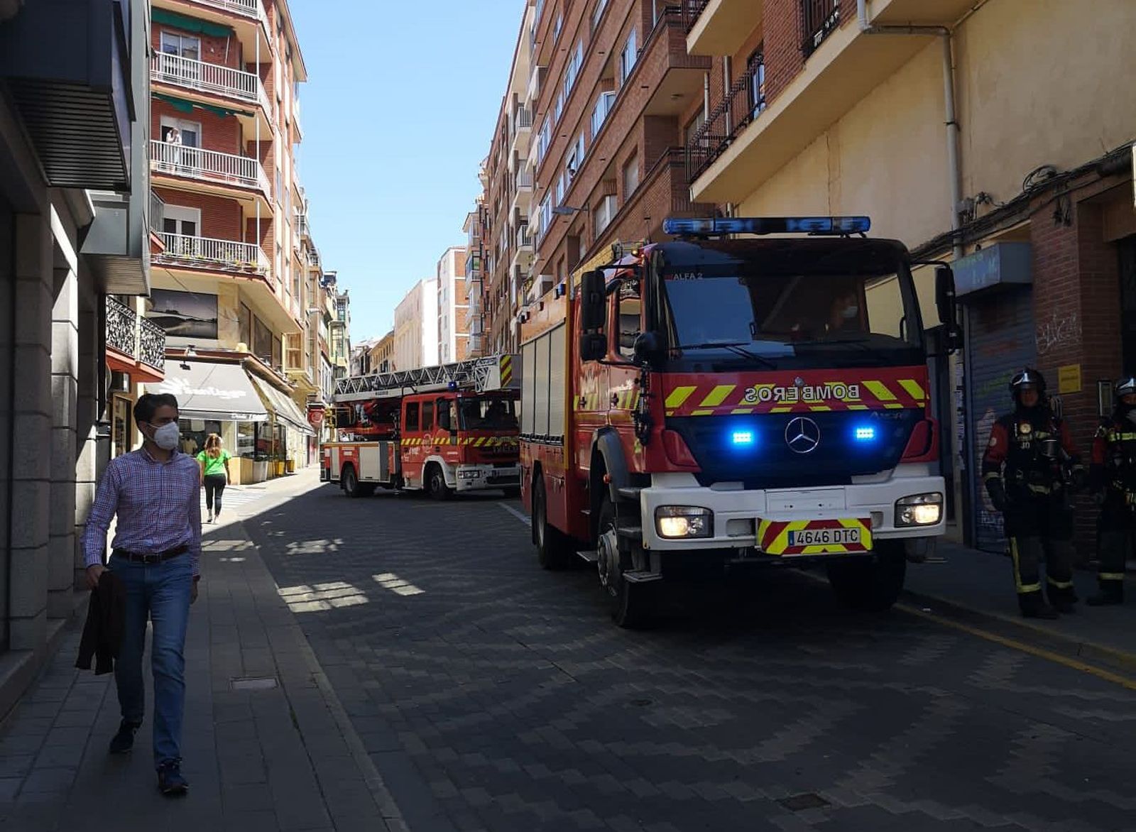 Los bomberos durante la intervención en la calle del Riego (4)
