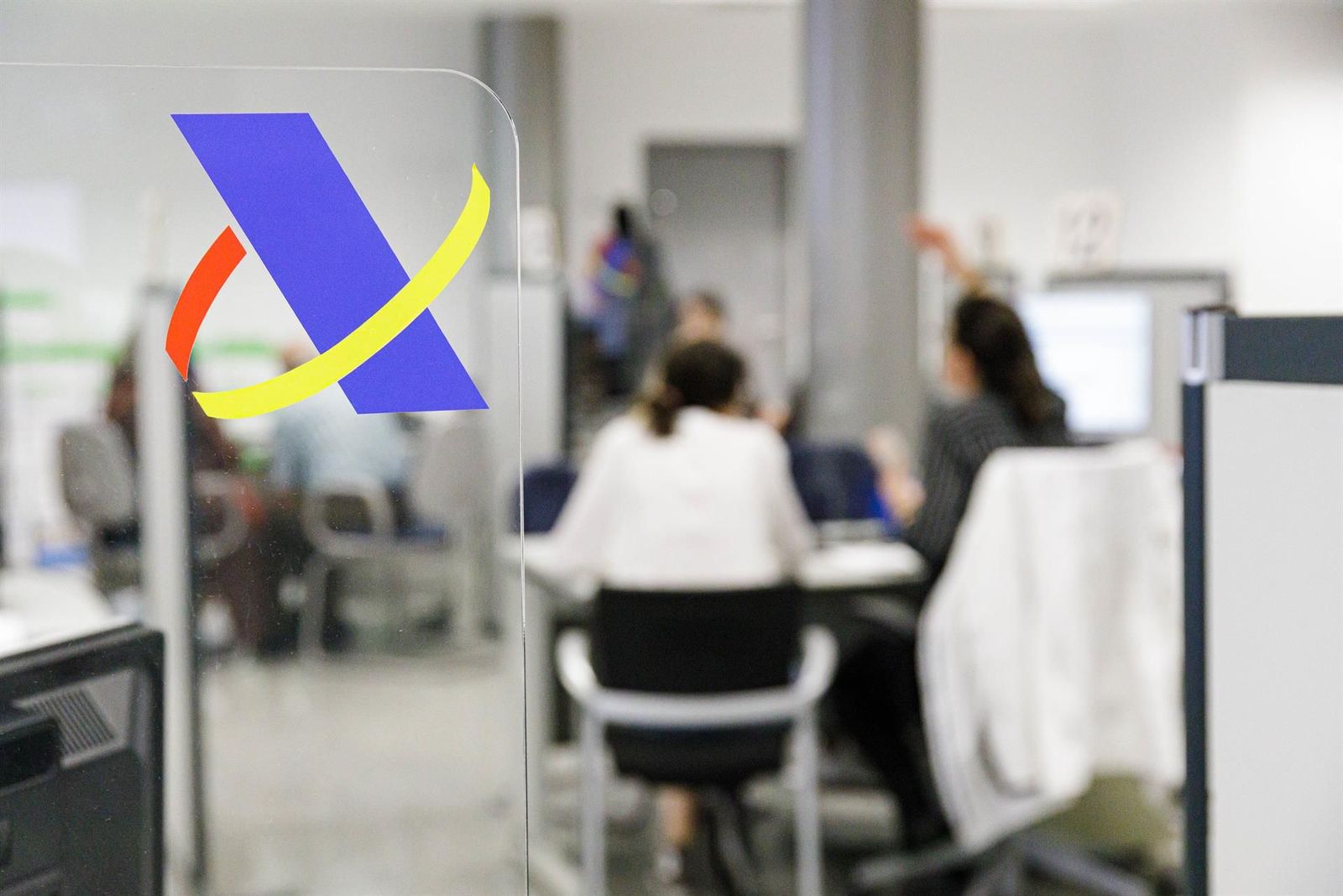 Varias personas son atendidas en la Agencia Tributaria. EP