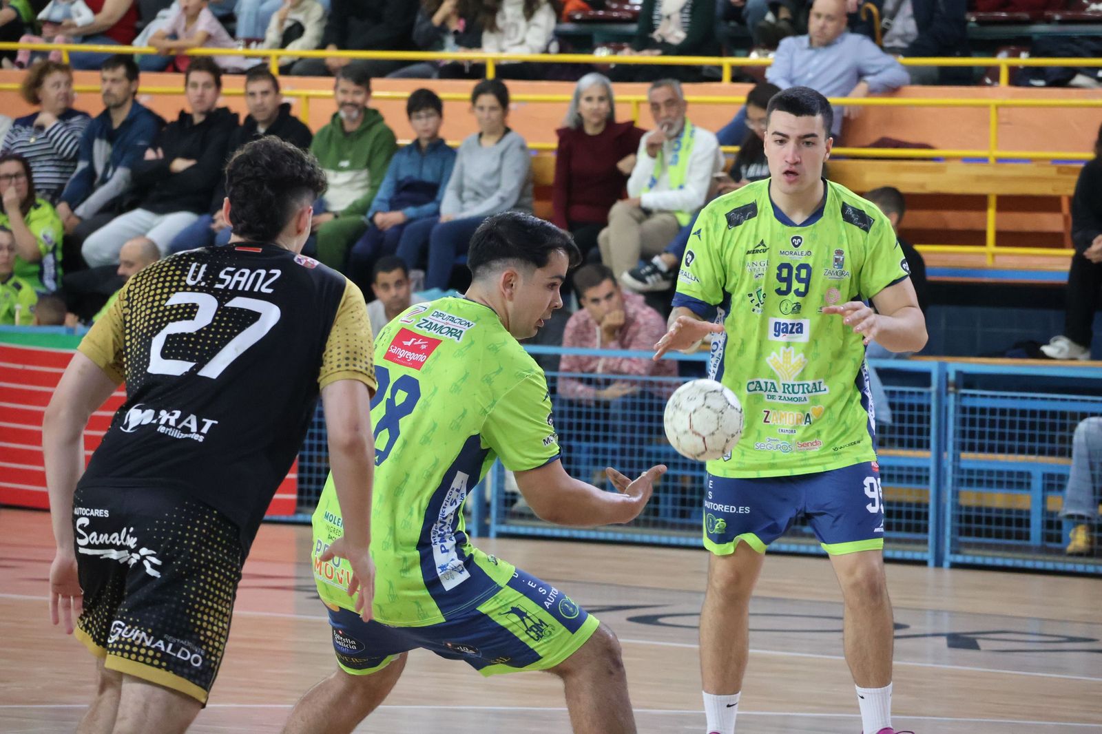 GALERÍA | El BM Zamora recibe en casa al Ciudad de Salamanca en un duelo muy ajustado