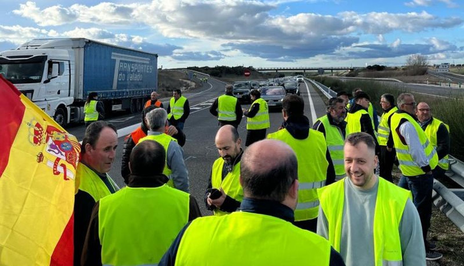 Los profesionales del campo vuelven a cortar la A 50 este viernes, 16 de febrero (4)
