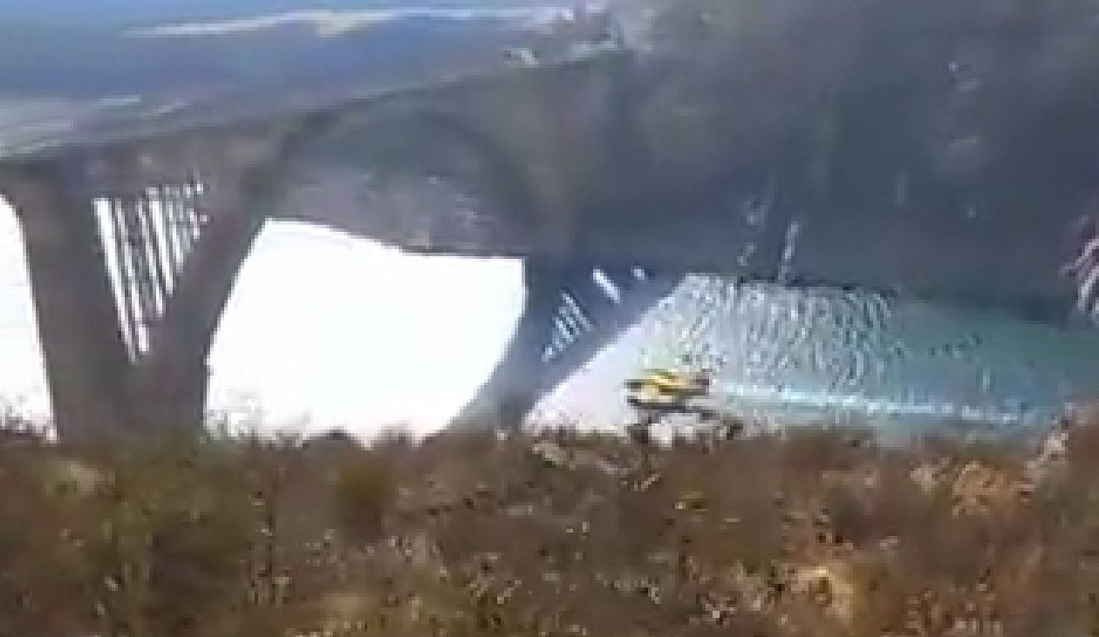 El momento en el que la avioneta pasa por debajo del viaducto