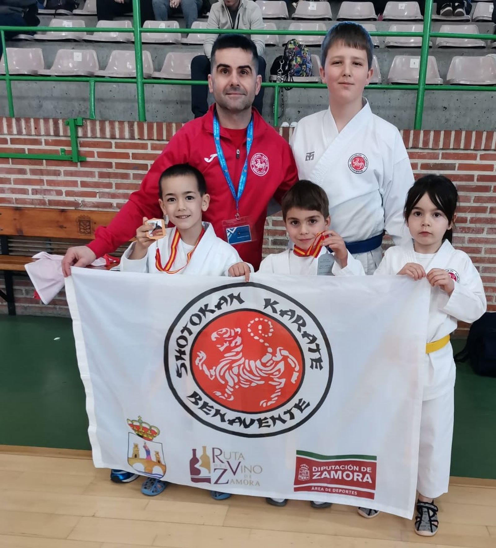 Varios componentes del Club Shotokan Karate Benavente tras el campeonato