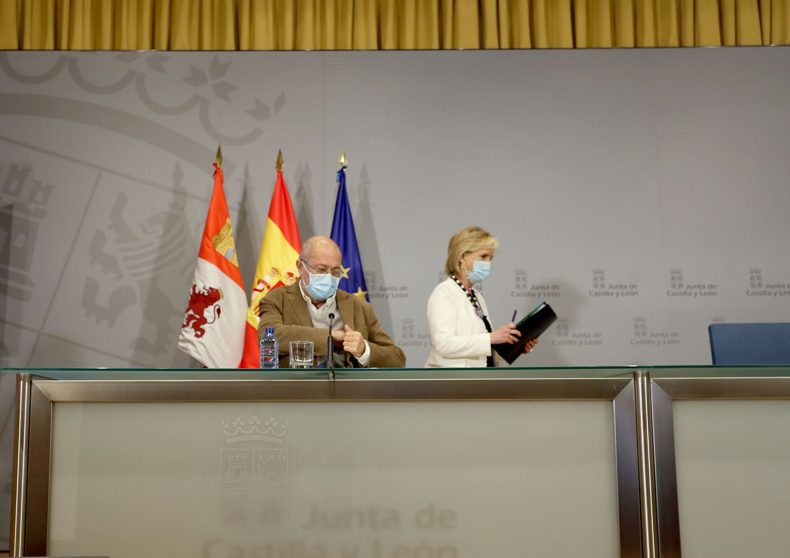 El vicepresidente, portavoz y consejero de Transparencia, Ordenación del Territorio y Acción Exterior, Francisco Igea, y la consejera de Sanidad, Verónica Casado, comparecen en rueda de prensa. | FOTO: ICAL El vicepresidente, portavoz y consejero de Transparencia, Ordenación del Territorio y Acción Exterior, Francisco Igea, y la consejera de Sanidad, Verónica Casado, comparecen en rueda de prensa. | FOTO: ICAL