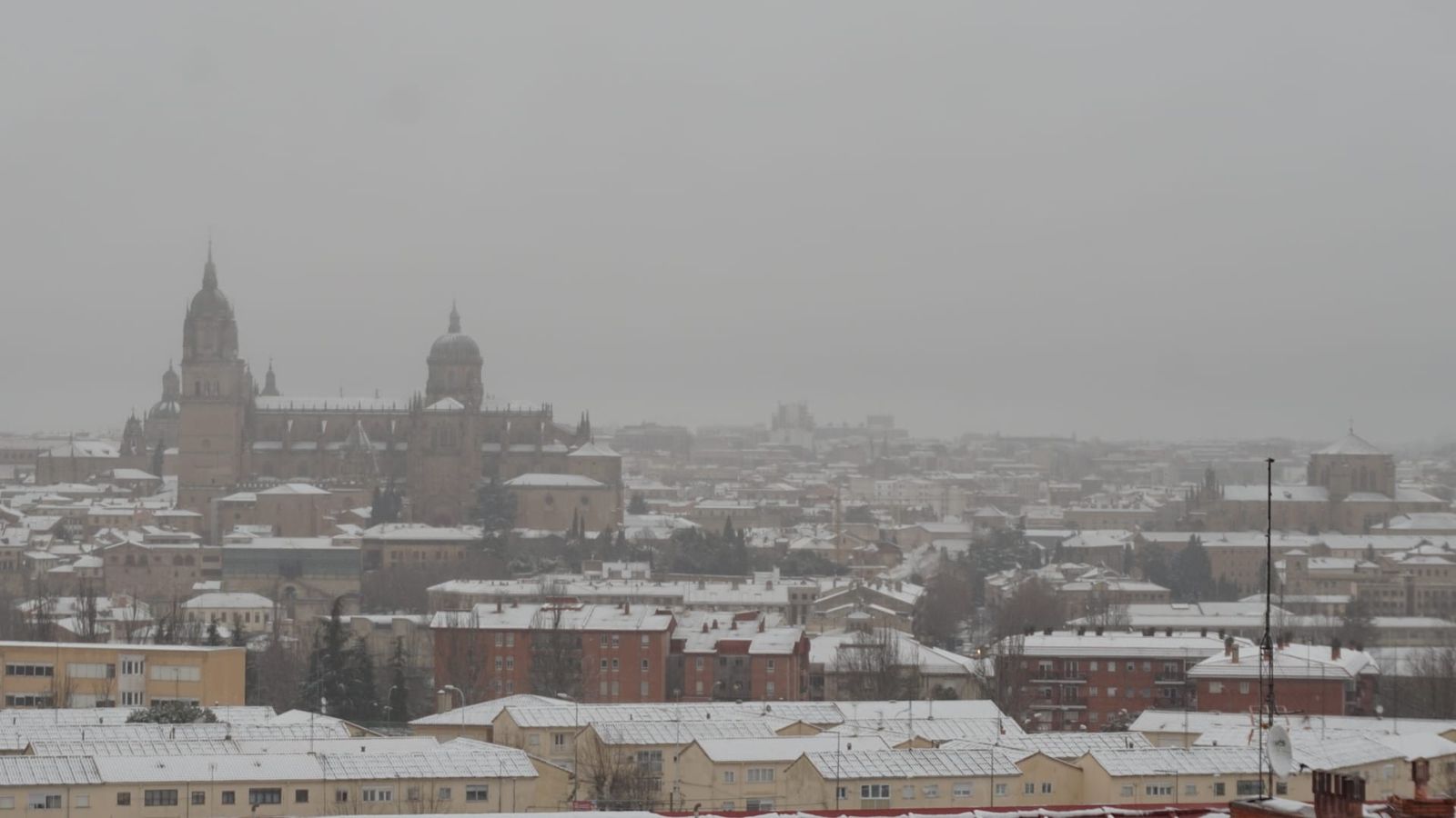 La nieve anega carreteras y tiñe de blanco Salamanca capital y provincia: imágenes de la nevada de este 28 de enero