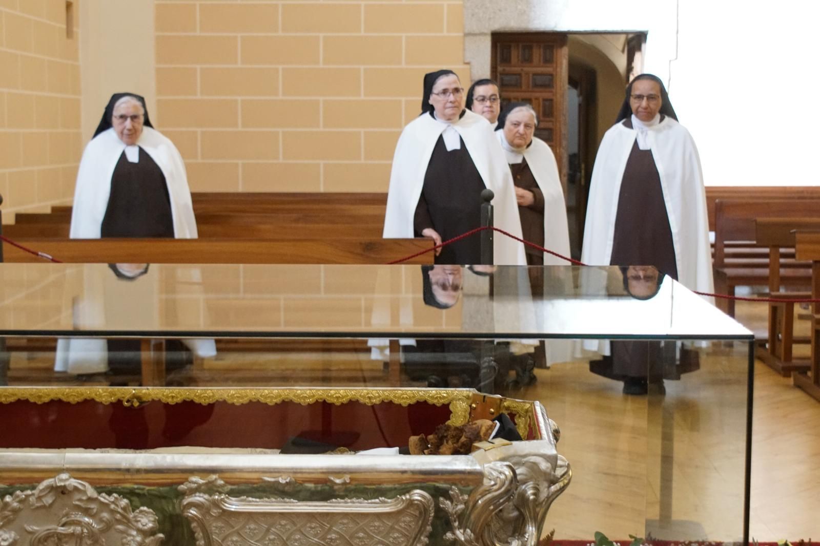 apertura-de-la-basilica-de-la-anunciacion-para-venerar-el-cuerpo-de-santa-teresa-en-alba-de-tormes-fotos-juanes-26