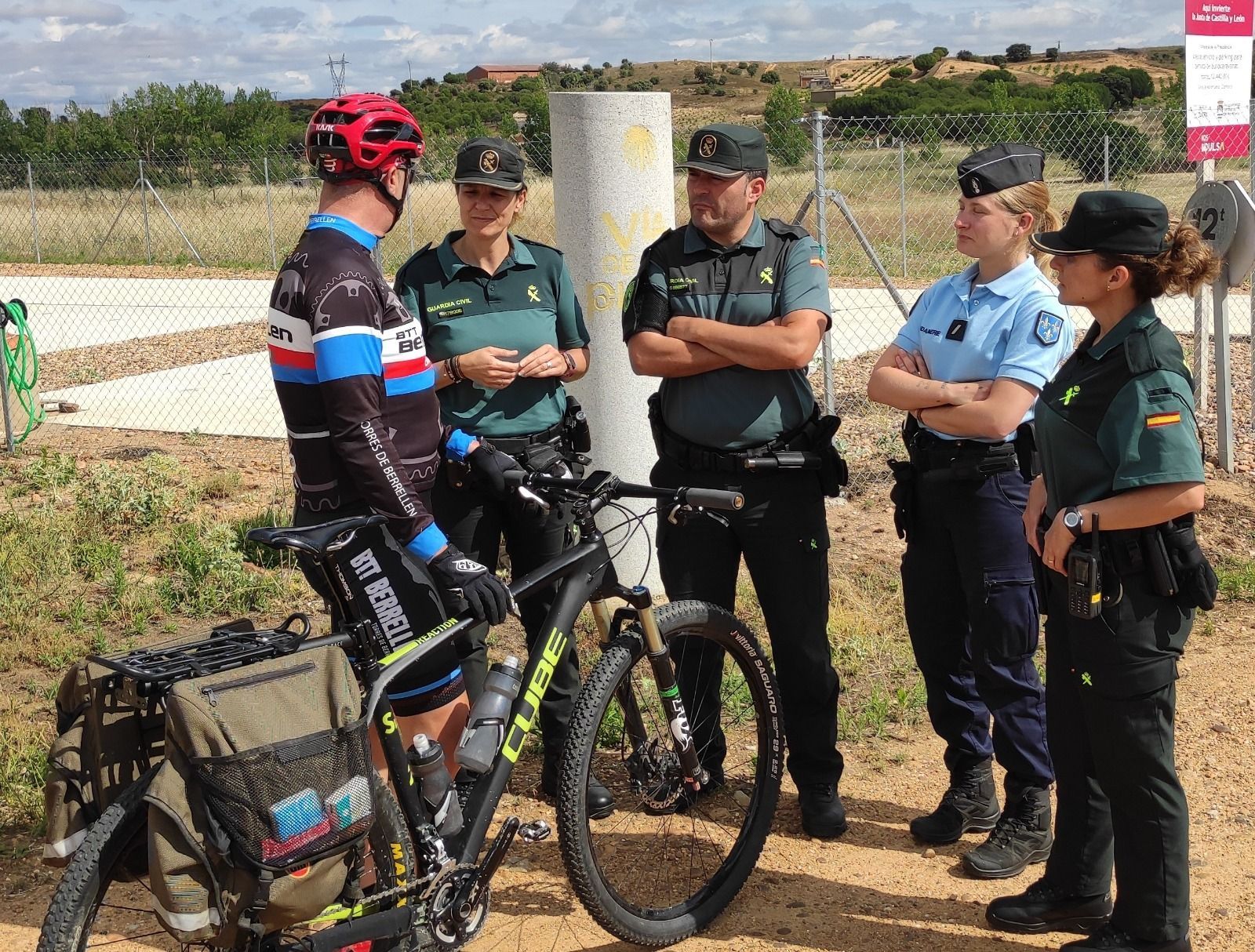 La Guardia Civil auxilia a un peregrino en el Camino de Santiago a su paso por Zamora