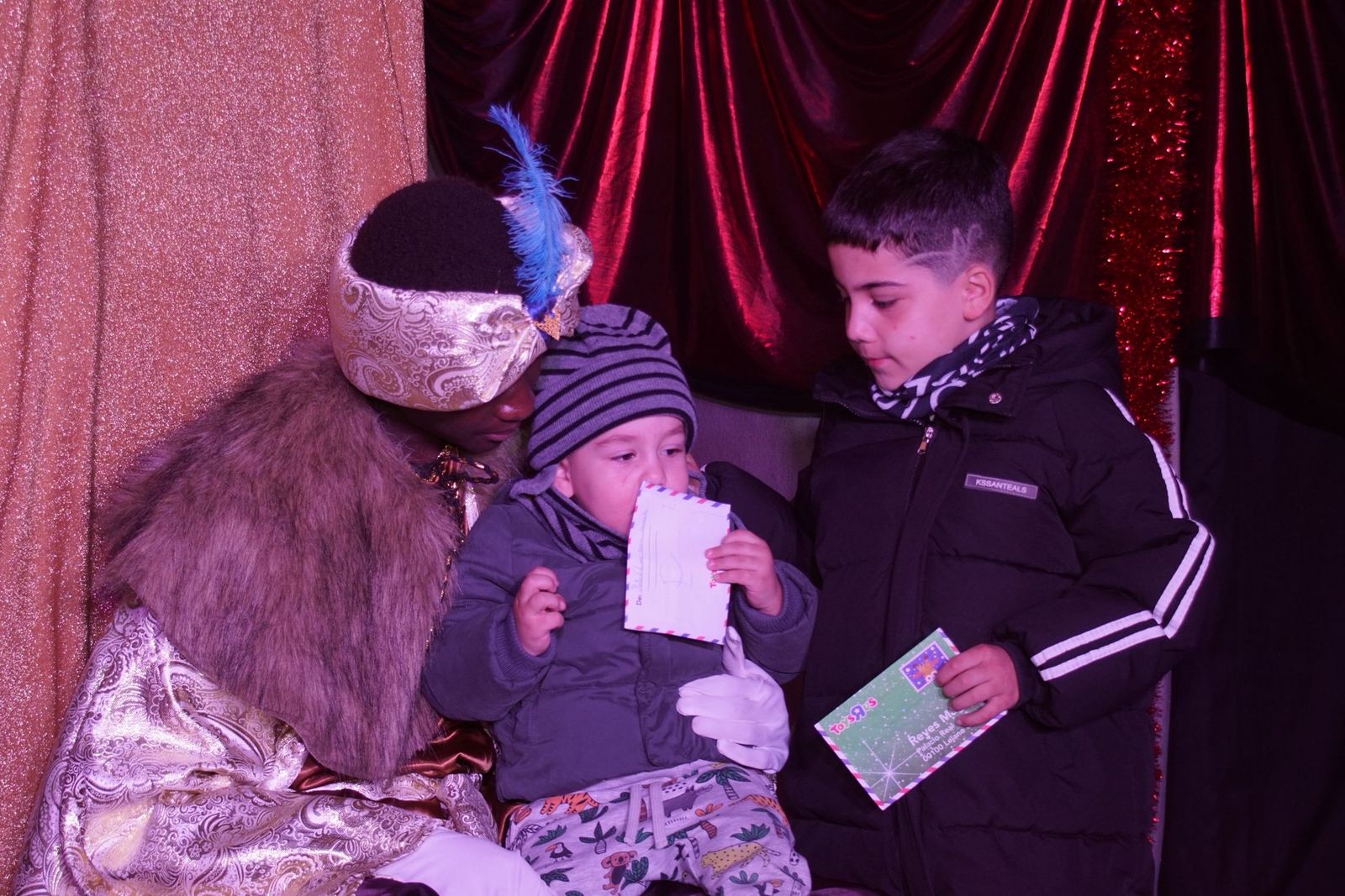Los Reyes Magos reciben las cartas de los niños de El Encinar