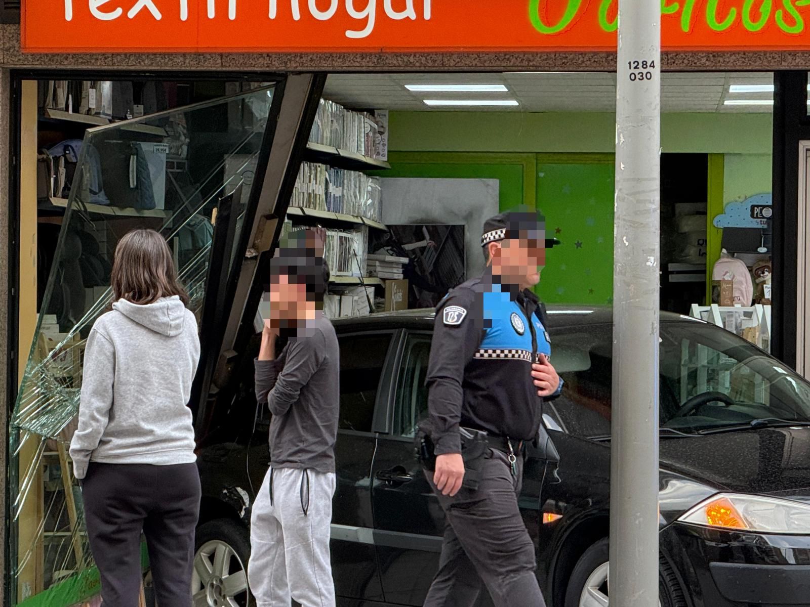Un turismo choca contra un escaparate en la avenida de Villamayor