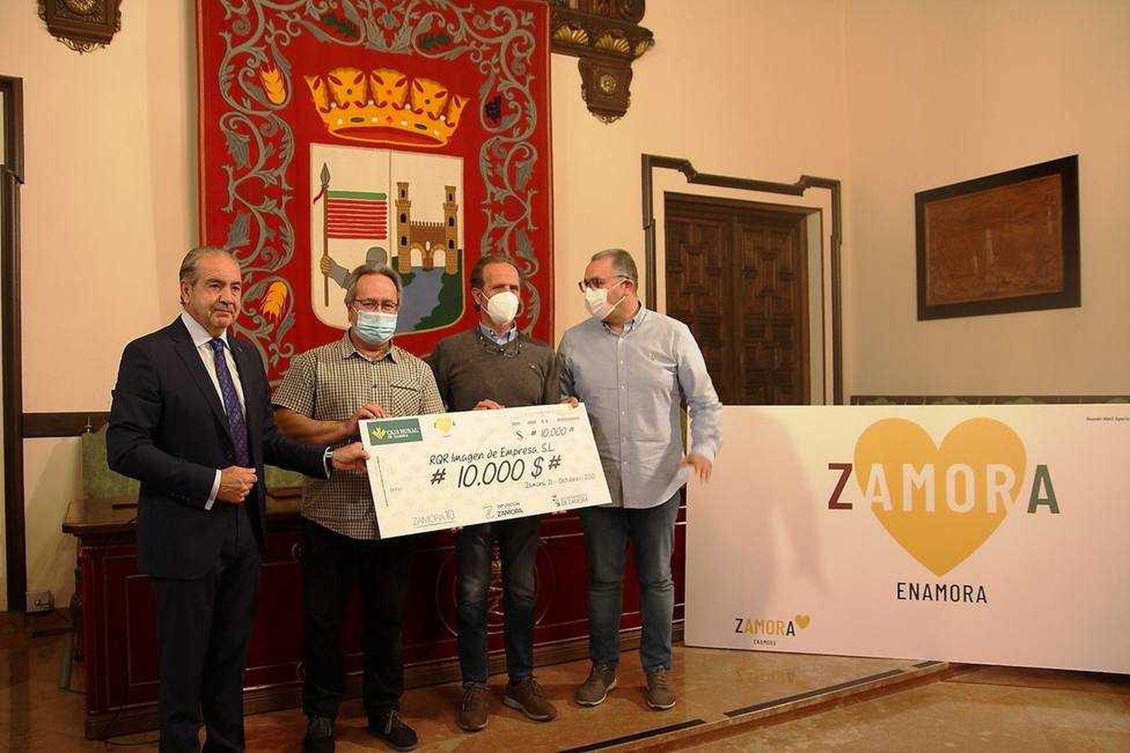 Imagen de la entrega del premio al concurso Marca Zamora
