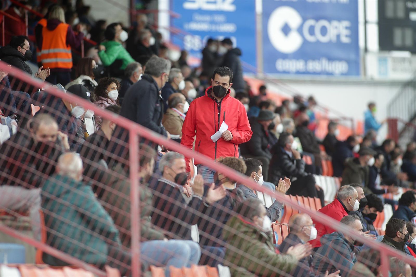 Aficionados en un campo de fútbol. | EP