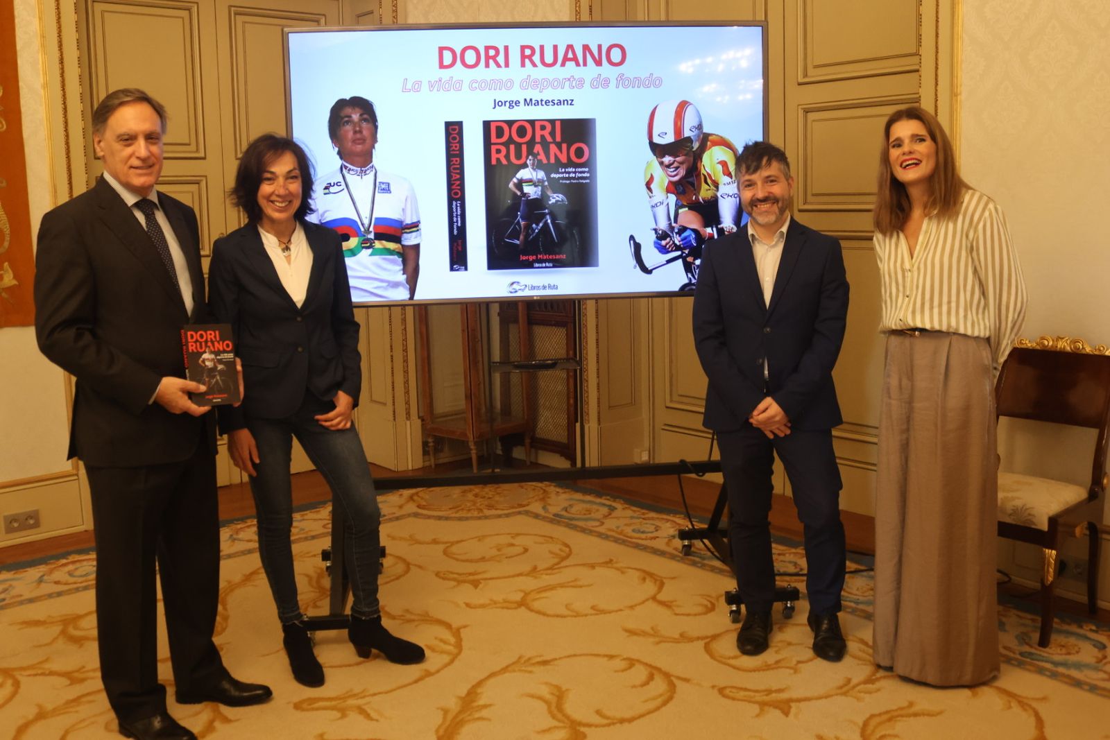 El alcalde de Salamanca, Carlos García Carbayo, y la exciclista Dori Ruano presentan el libro 'Dori Ruano, la vida como deporte de fondo'