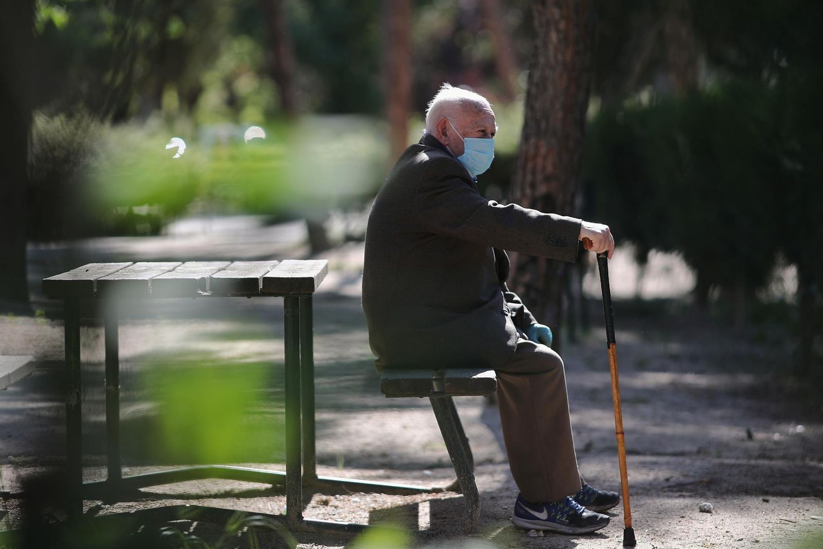 Un anciano con mascarilla descansa en un parque.   Eduardo Parra   Europa Press   Archivo