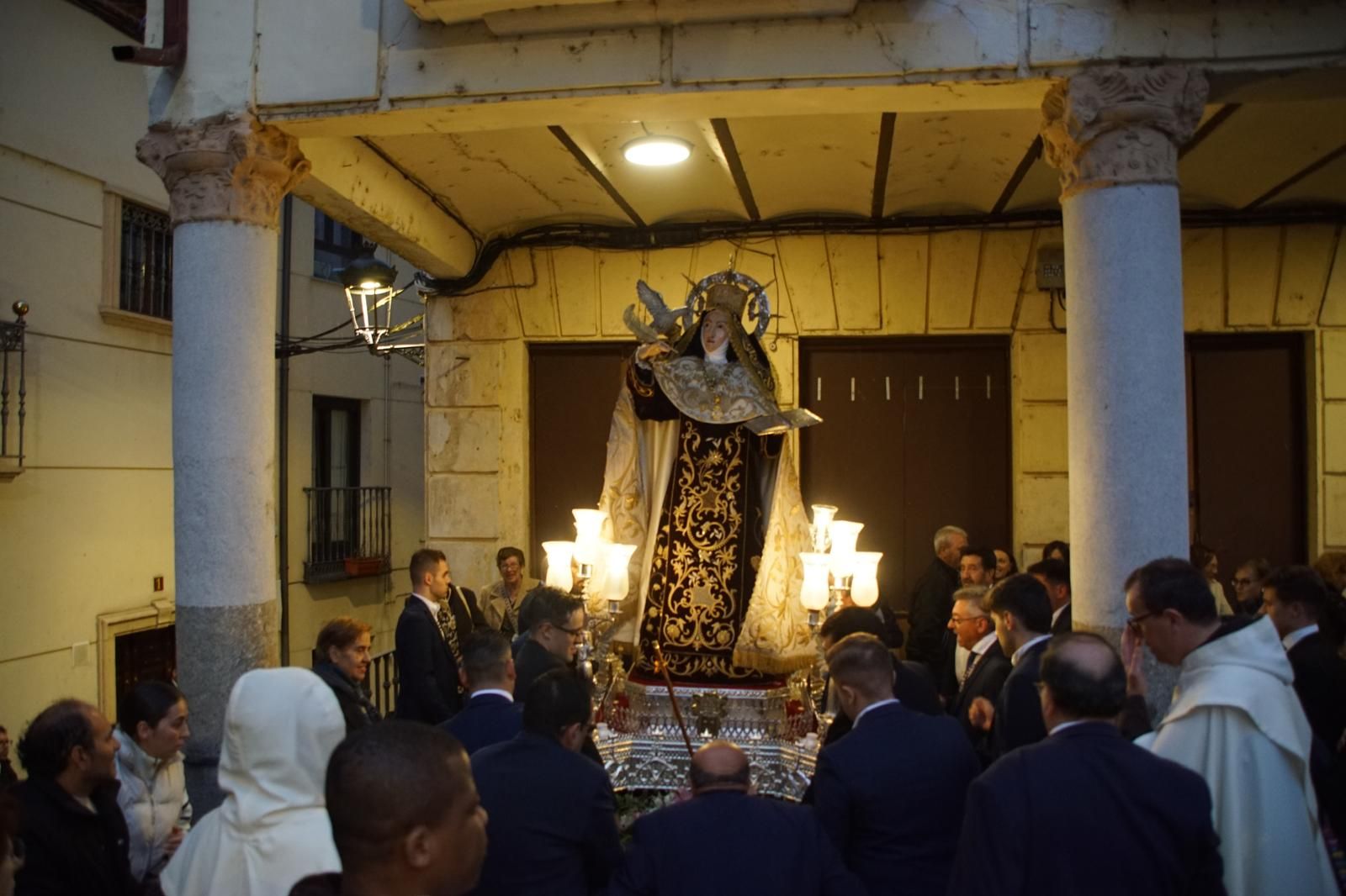 Santa Teresa se despide de los albenses bajo la lluvia