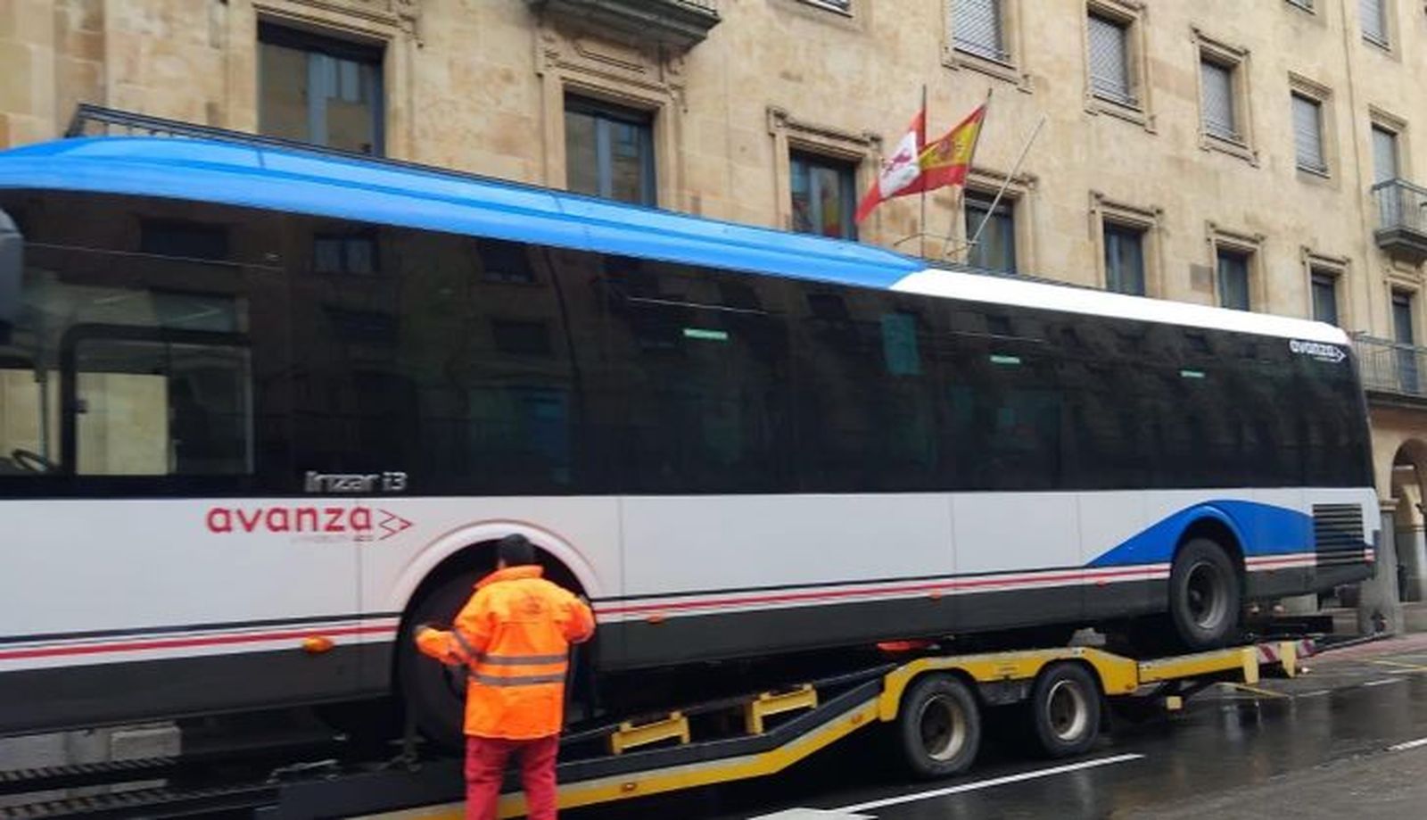 Autobús de Avanza remolcado por una grúa en Gran Vía