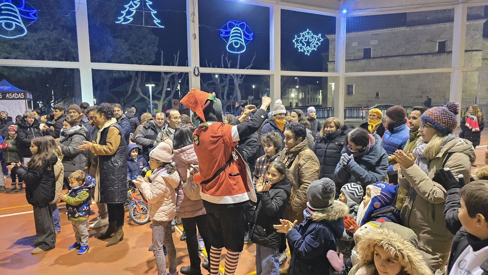 Castañada popular acompañada de un bonito espectáculo circense en Castellanos de Moriscos