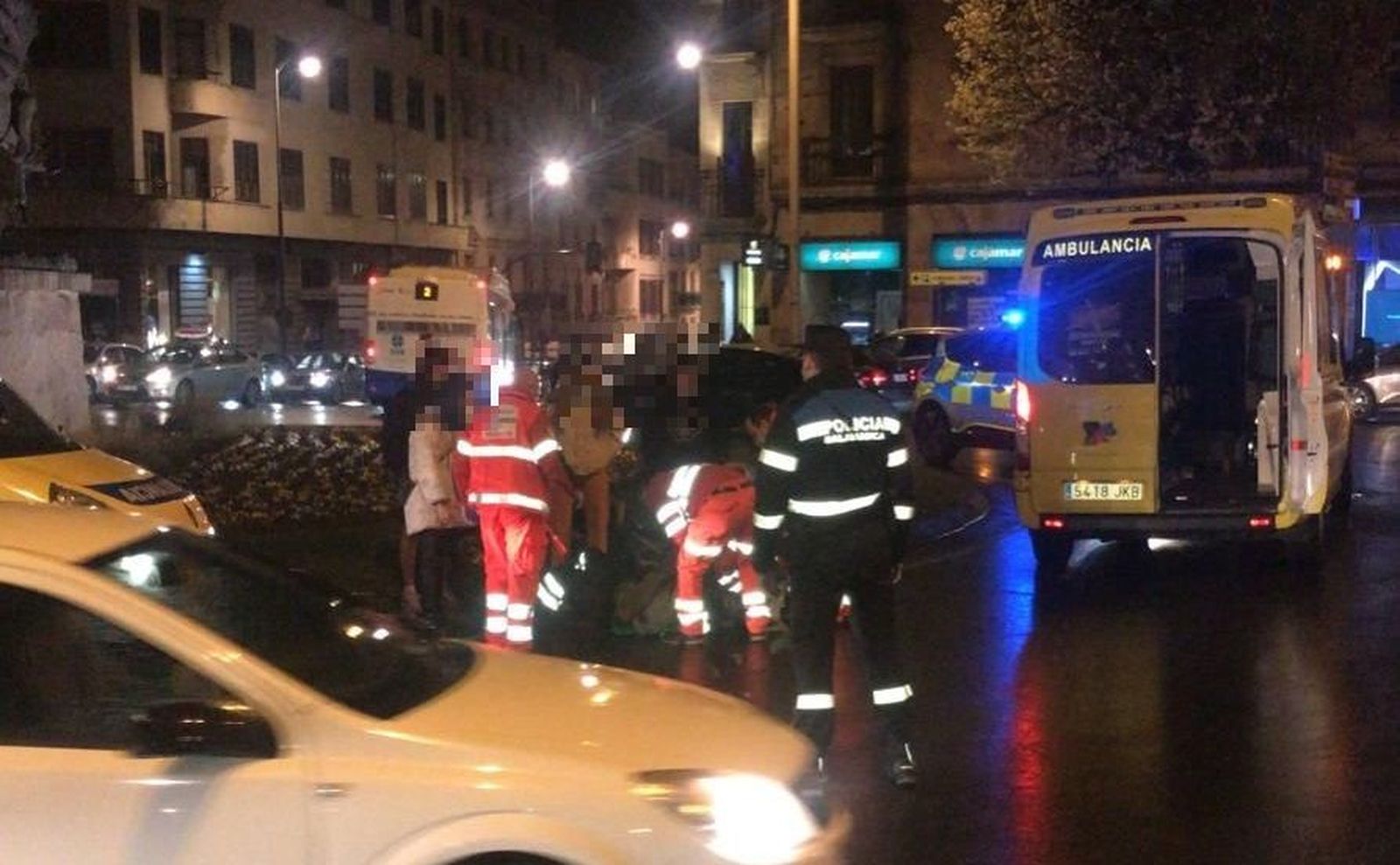 Dos ambulancia asisten al motorista en Plaza de España