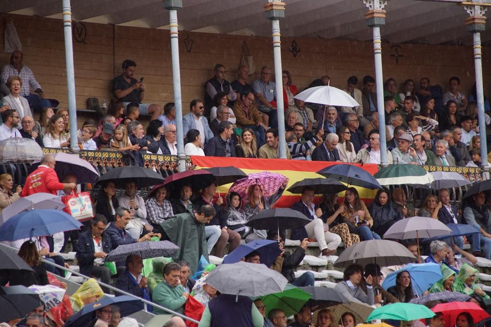 tendidos-de-la-glorieta-durante-la-corrida-de-garcia-y-olga-jimenez-22