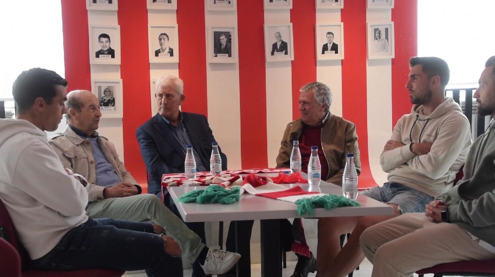 Encuentro entre los socios más antiguos del Zamora CF y tres jugadores de la primera plantilla, como son Dani Hernández, Carlos Ramos y Carlos Parra.