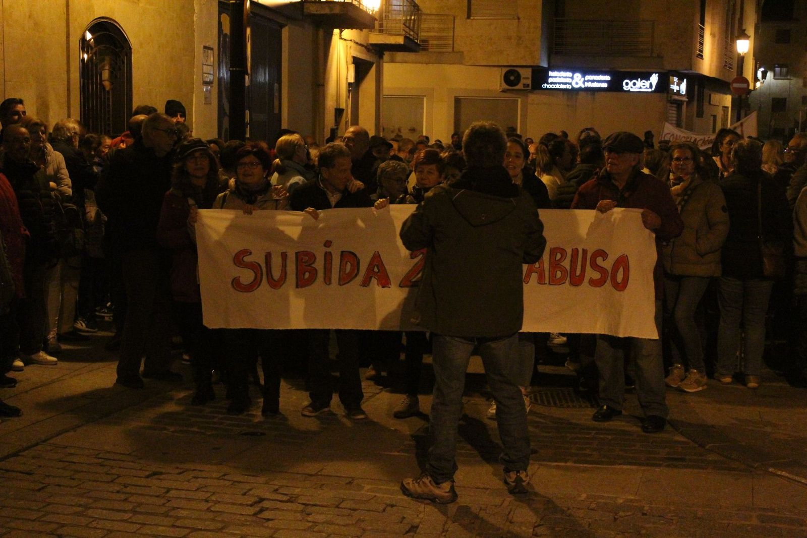 Los vecinos de Villamayor protestan en contra de la subida del IBI