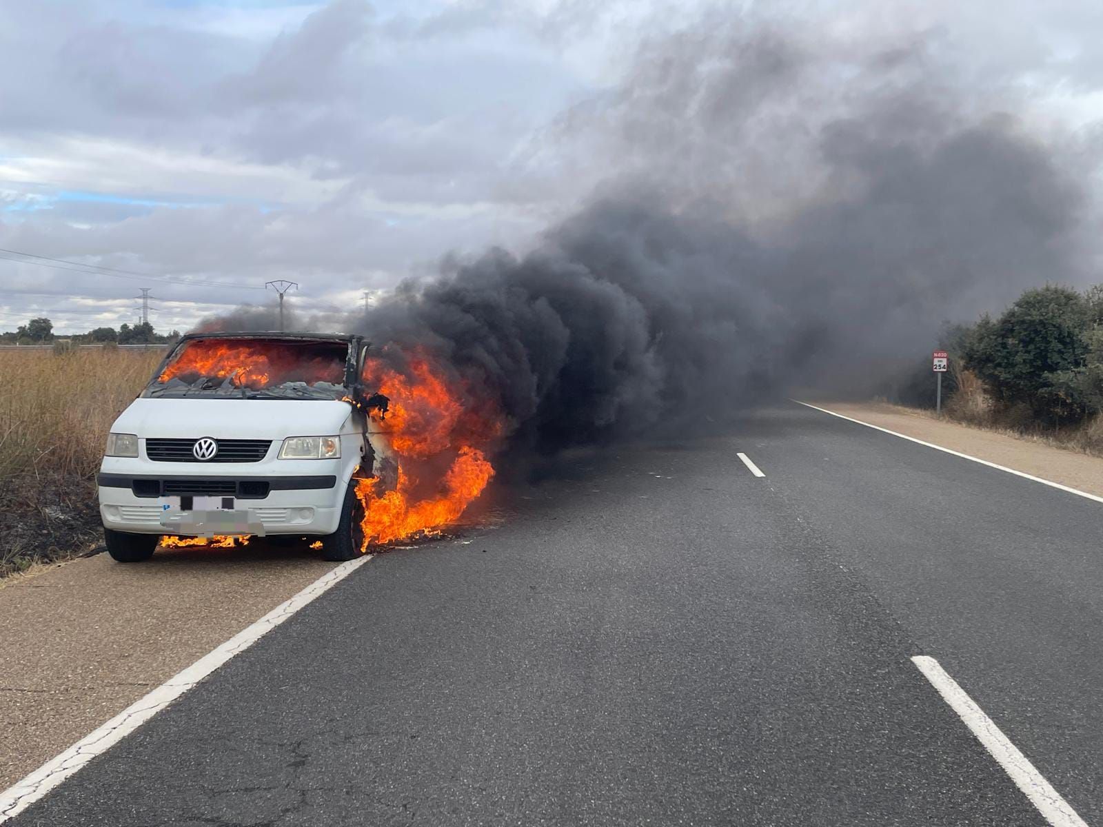 Una furgoneta echa a arder en la N-620, en Barbadillo