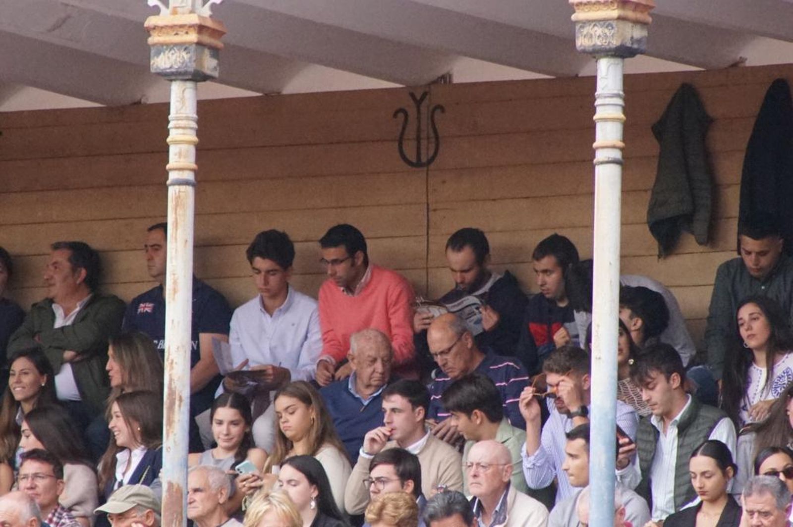 tendidos-de-la-glorieta-durante-la-corrida-de-garcia-y-olga-jimenez-47