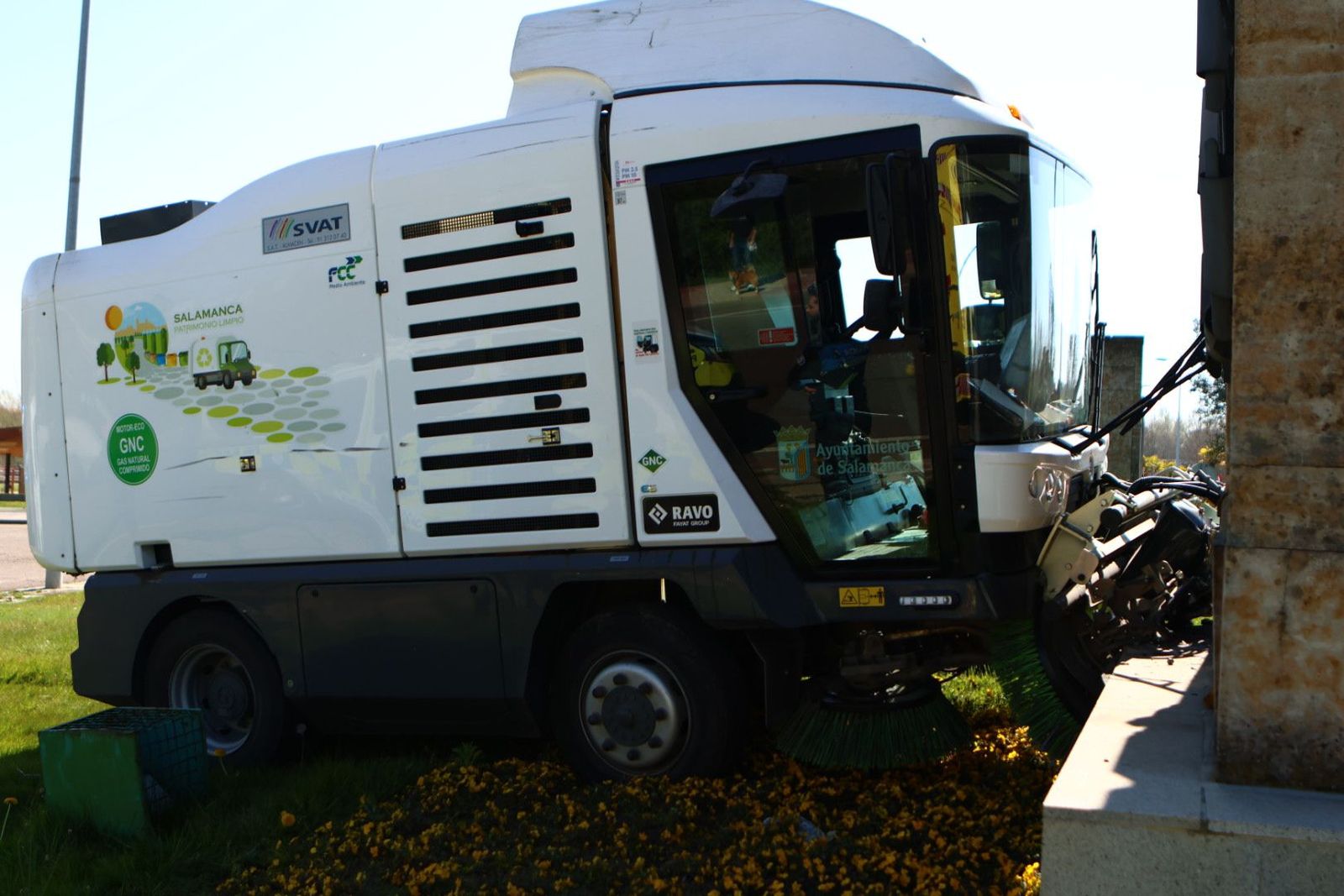 Una barredora se sale de la vía y termina chocando en la glorieta de la Charrería