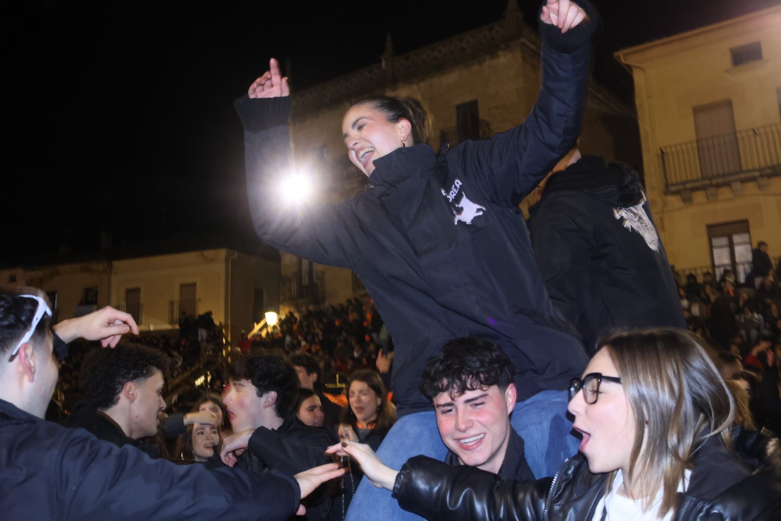 Los jóvenes vuelven a llenar las calles de Ciudad Rodrigo por el Carnaval del Toro
