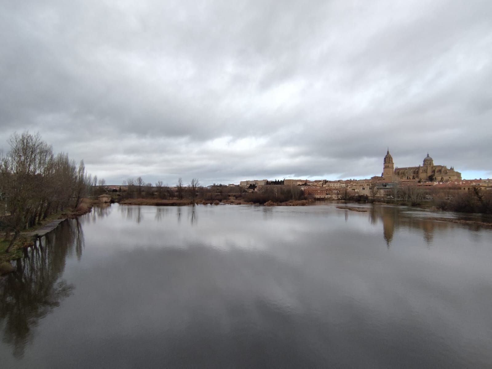Río Tormes a su paso por Salamanca tras la 'Borrasca Irene'. Fotos Andrea M (2)