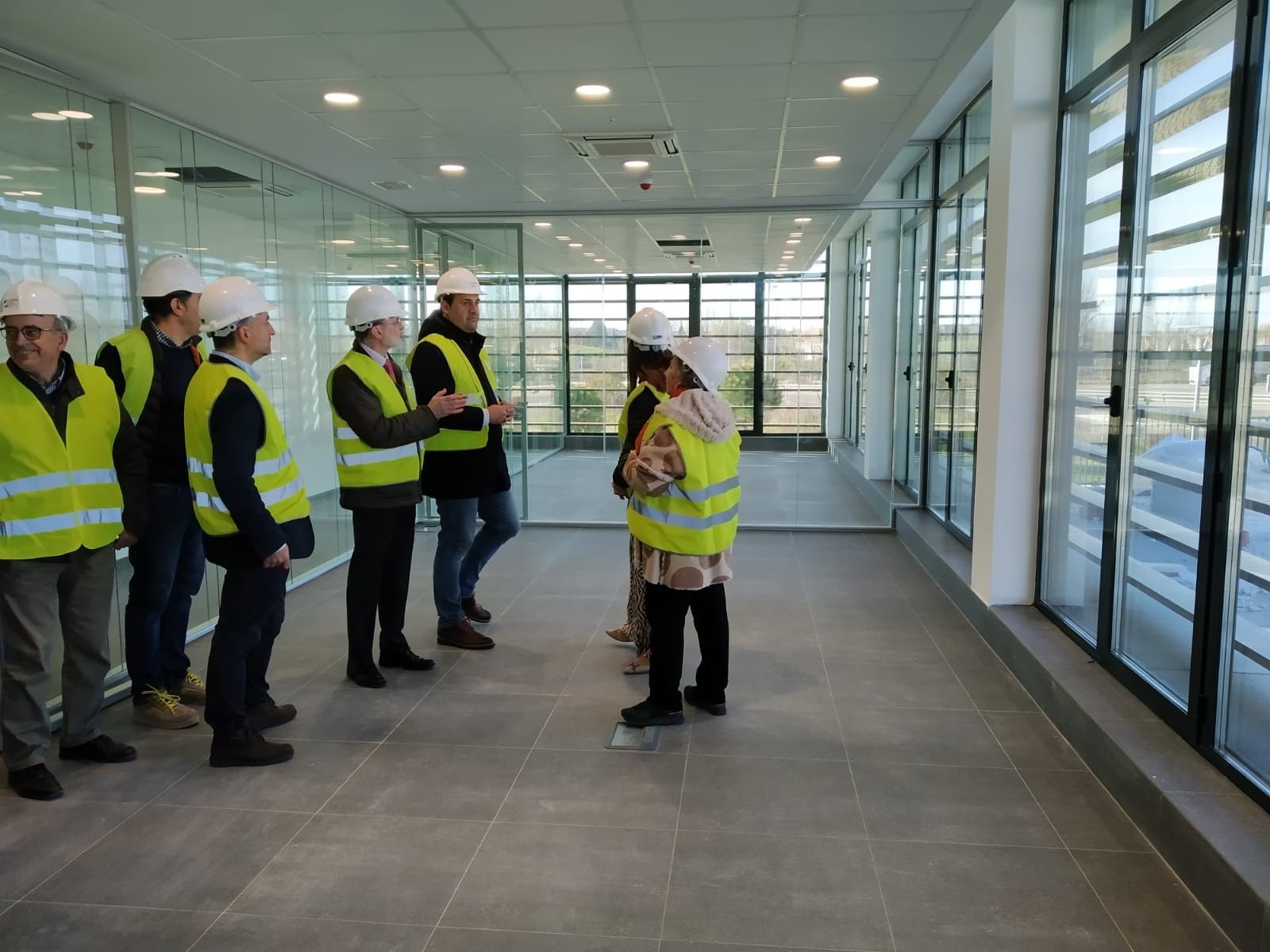 virginia-barcones-visita-las-obras-del-cuartel-de-la-guardia-civil-en-santa-marta-de-tormes-10