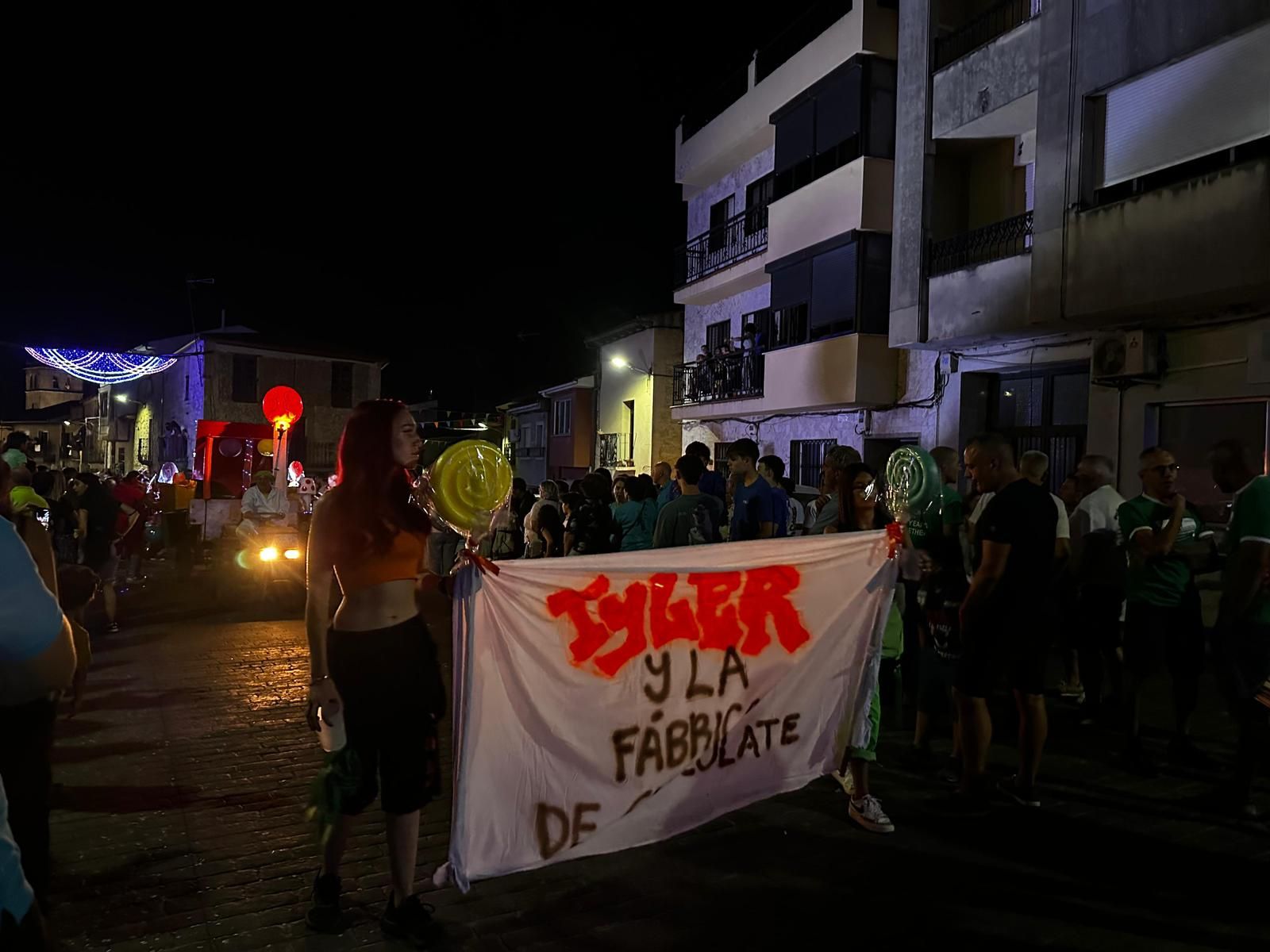 El desfile de carrozas de Aldeadávila vuelve a llenar de luz y color las calles en sus fiestas