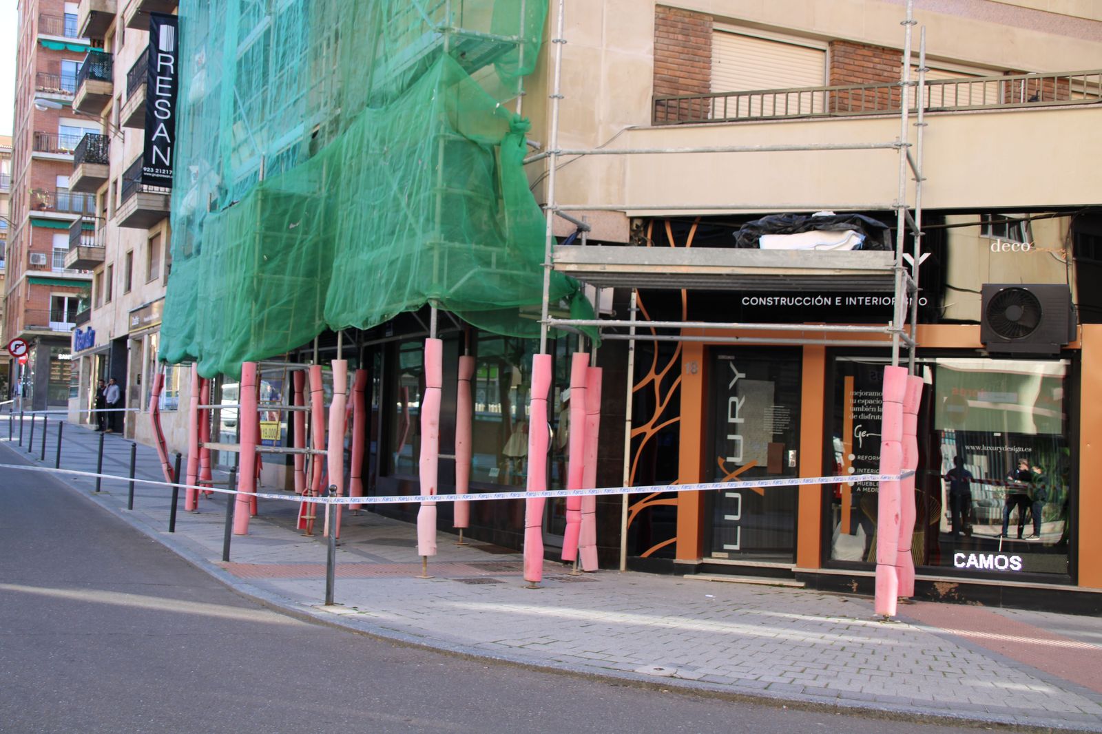 cortan-la-plaza-julian-sanchez-el-charro-al-doblarse-las-patas-de-un-andamio-de-grandes-dimensiones-5