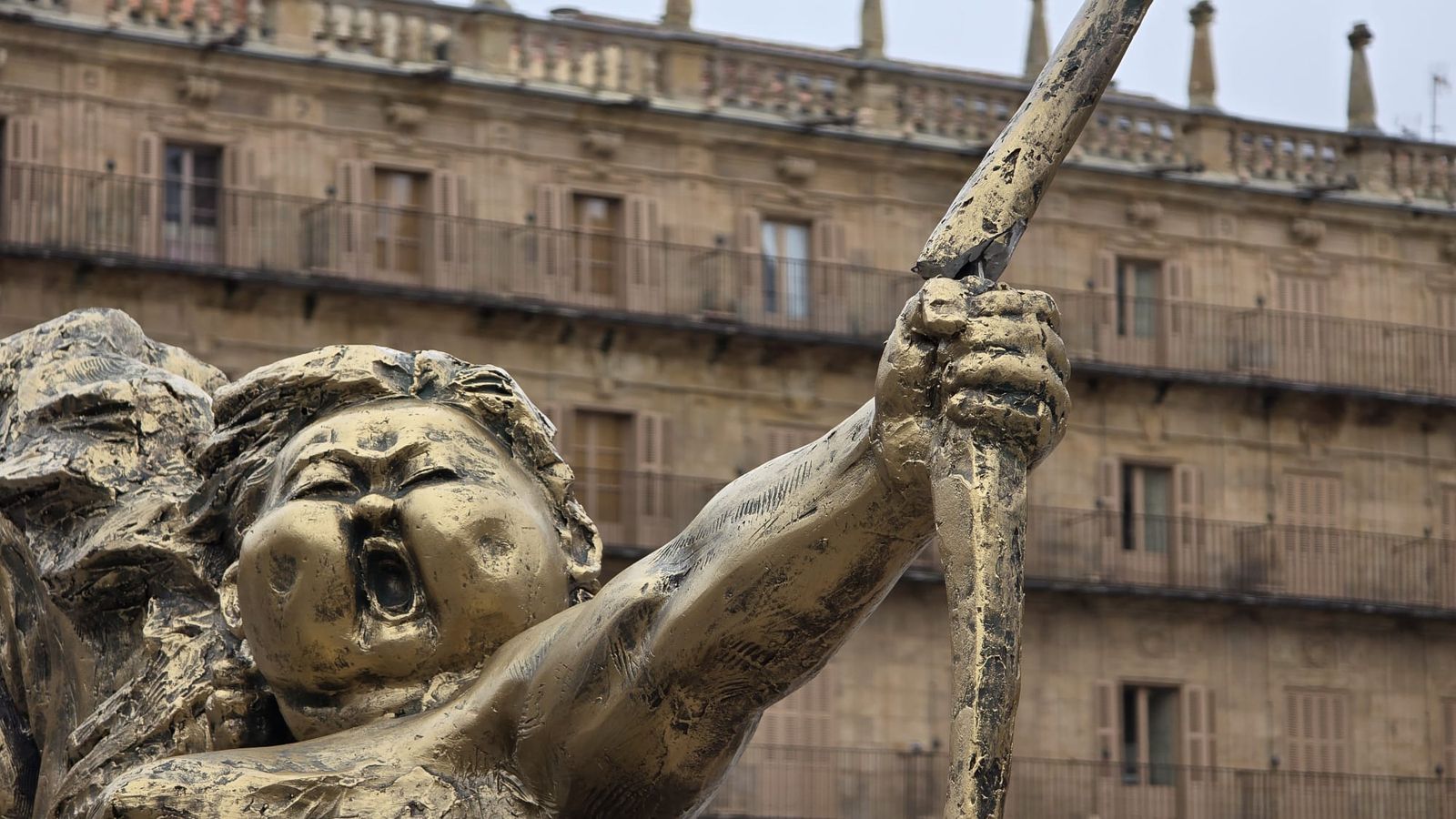 Vandalizan la escultura de Xu Hongfei en la Plaza Mayor de Salamanca