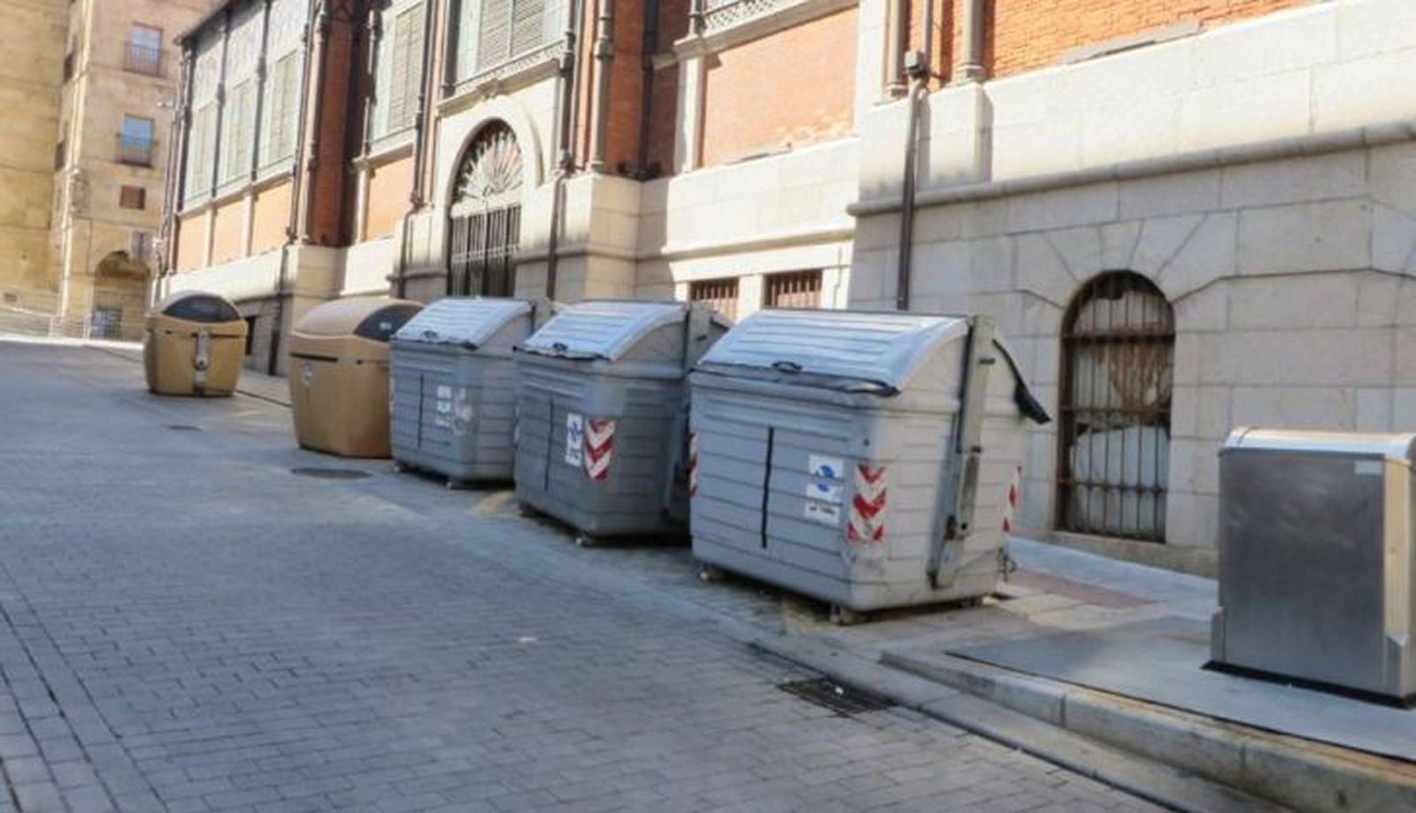 Contenedores delante del Mercado de Salamanca. Foto: Ciudadanos por la Defensa del Patrimonio