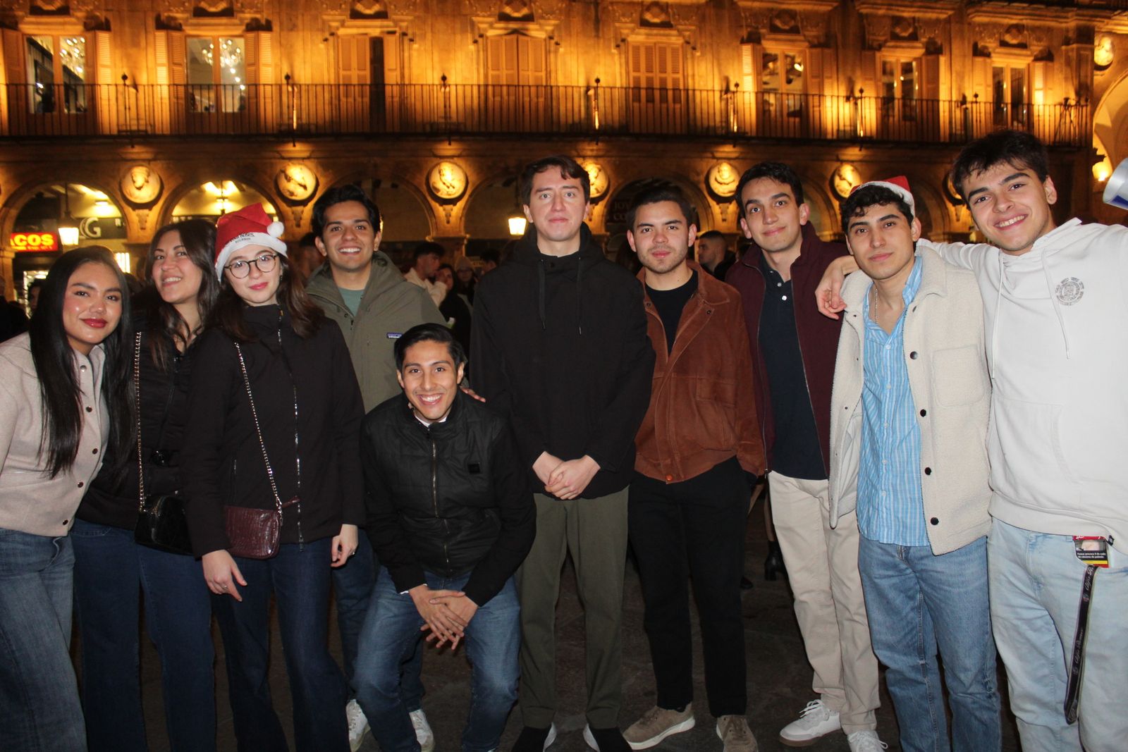 Miles de personas disfrutan de las campanadas y la fiesta del Fin de Año Universitario