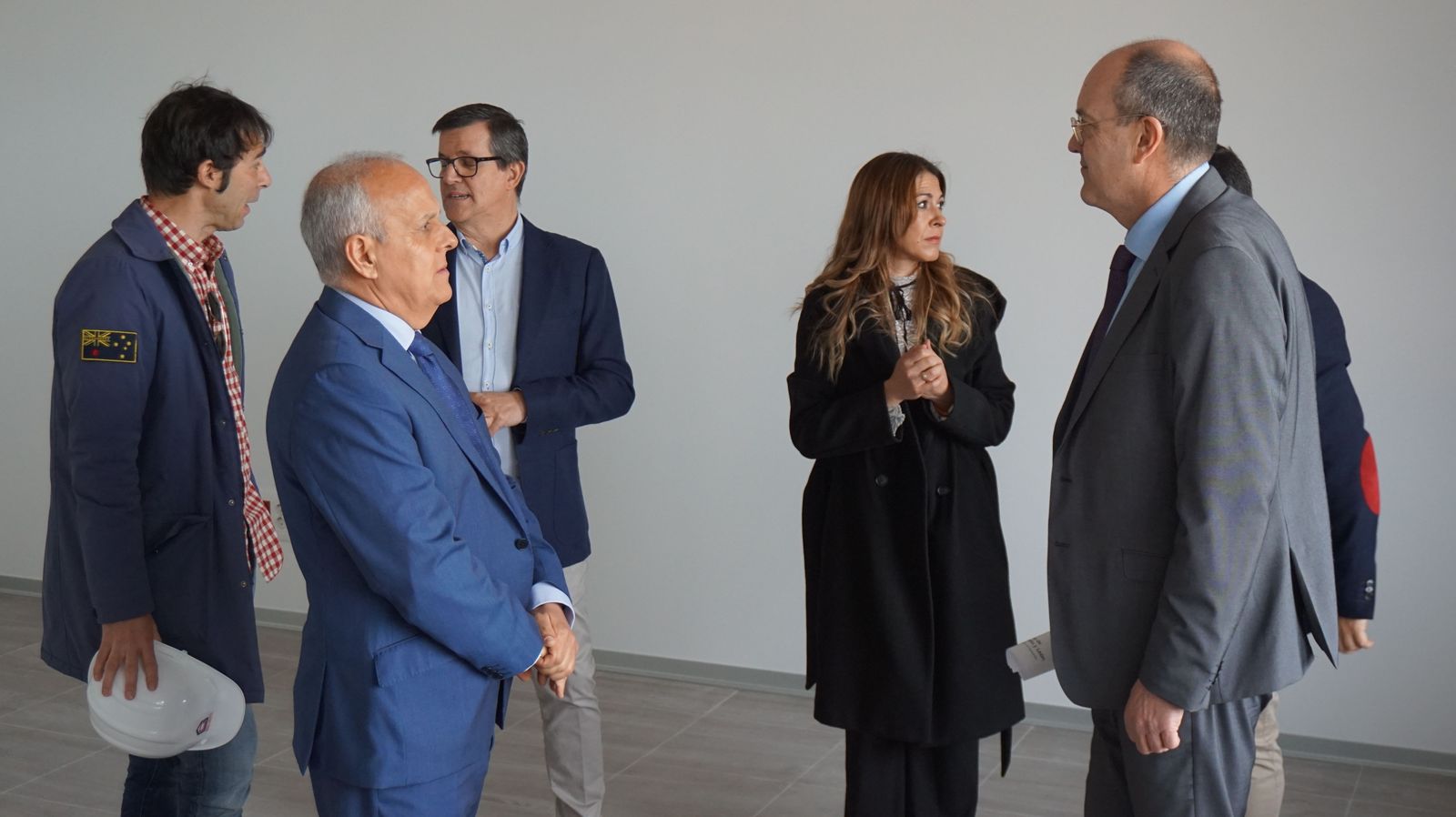 el-director-general-de-centros-e-infraestructuras-jose-migel-saez-visita-la-ultima-fase-al-ceip-maria-moliner-de-castellanos-de-moriscos-43