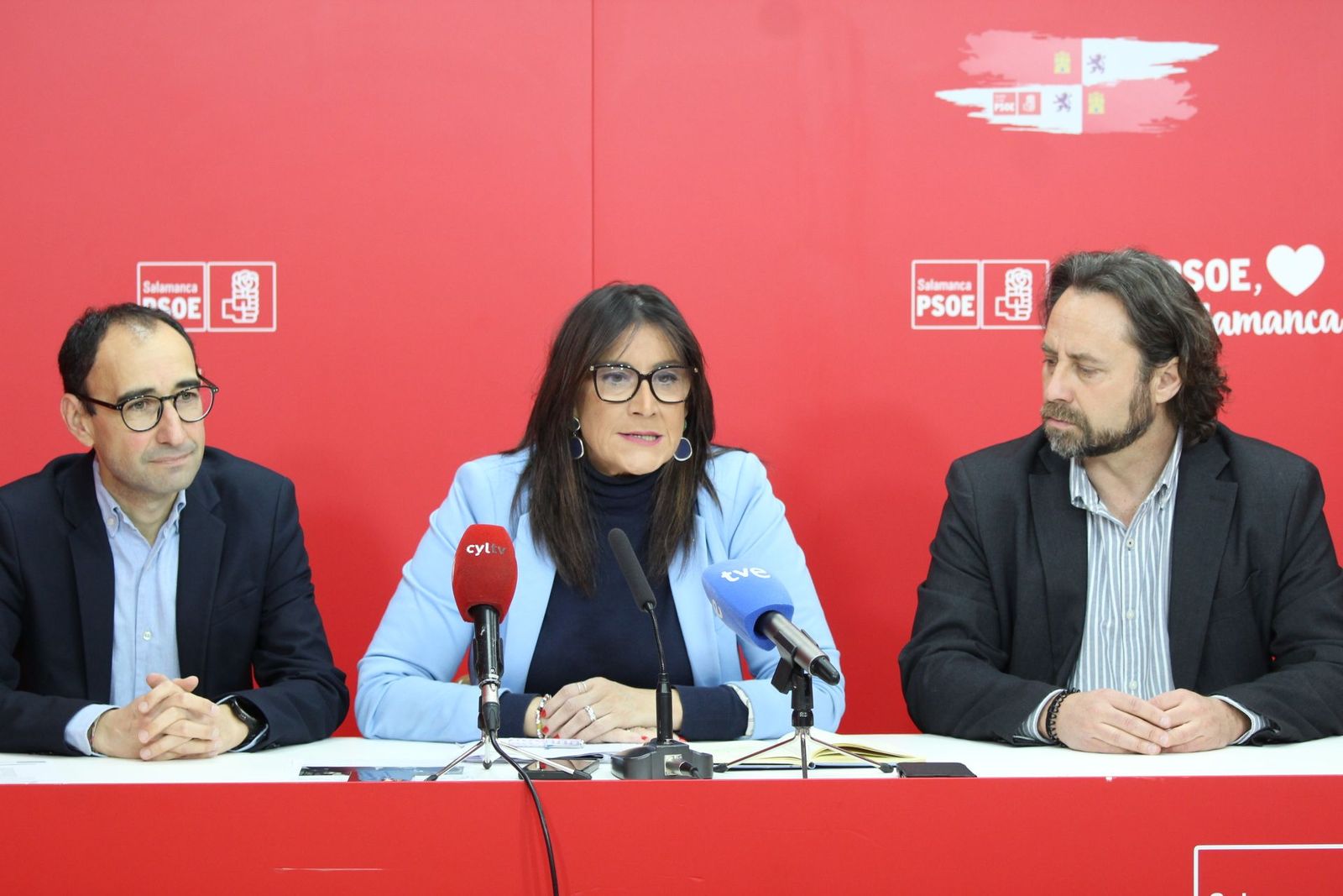 David Serrada, Ana Sánchez y Antonio Cámara ofrecen una rueda de prensa en Salamanca.
